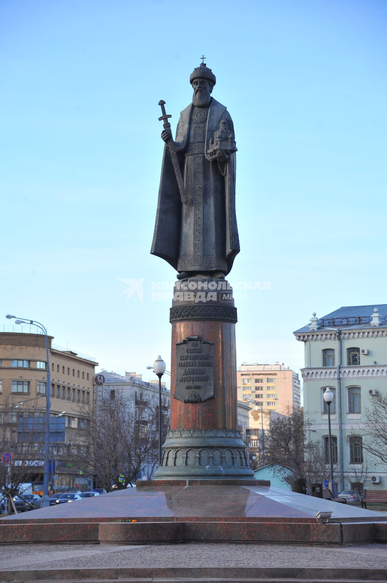 Памятник князю Даниилу Московскому на Даниловской площади в Москве.