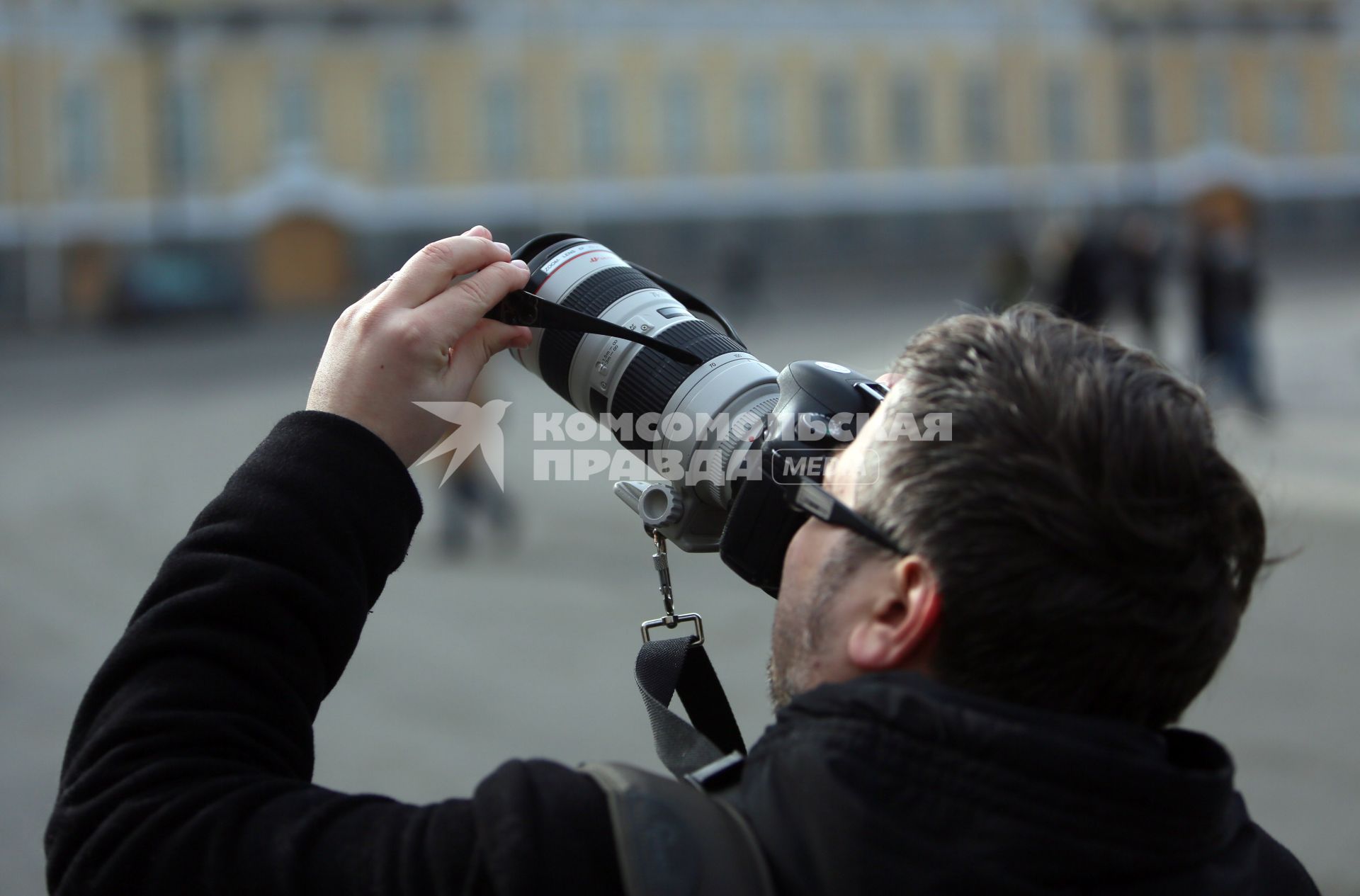Санкт-Петербург. Жители города наблюдают солнечное затмение с Дворцовой площади.