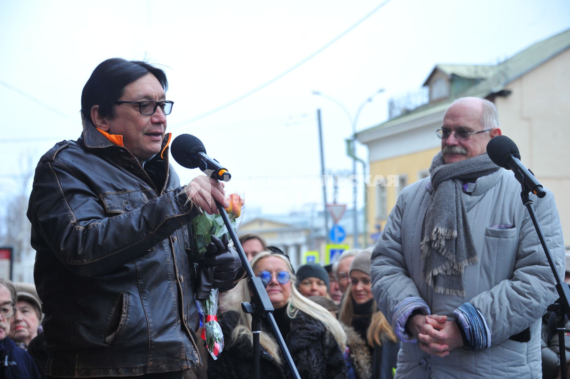 Москва. Режиссер Егор Кончаловский (слева) и президент Российского фонда культуры, режиссер Никита Михалков на церемонии открытия мемориальной доски писательнице, поэтессе, переводчице Наталье Кончаловской на Поварской улице.