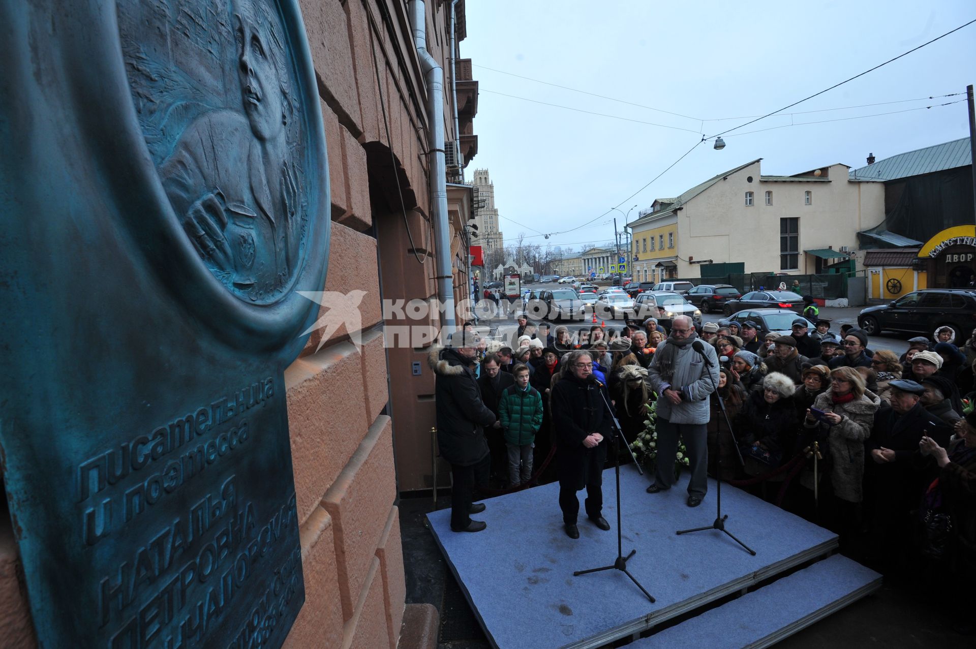 Москва. Сценарист, кинодраматург Александр Адабашьян (слева) и президент Российского фонда культуры, режиссер Никита Михалков на церемонии открытия мемориальной доски писательнице, поэтессе, переводчице Наталье Кончаловской на Поварской улице.