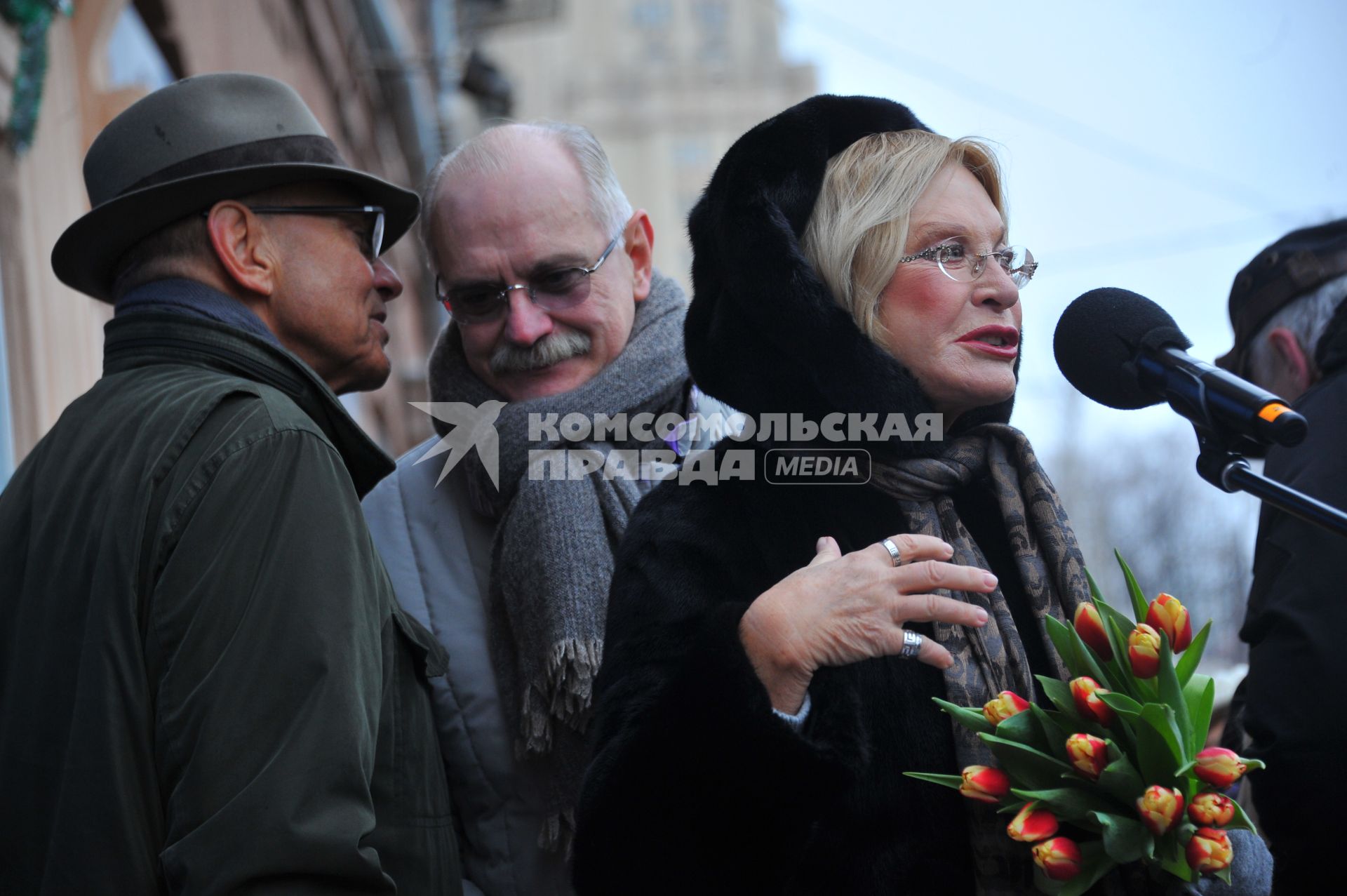 Москва. Режиссер, сценарист Андрей Кончаловский (слева), президент Российского фонда культуры, режиссер Никита Михалков и актриса Людмила Максакова на церемонии открытия мемориальной доски писательнице, поэтессе, переводчице Наталье Кончаловской на Поварской улице.