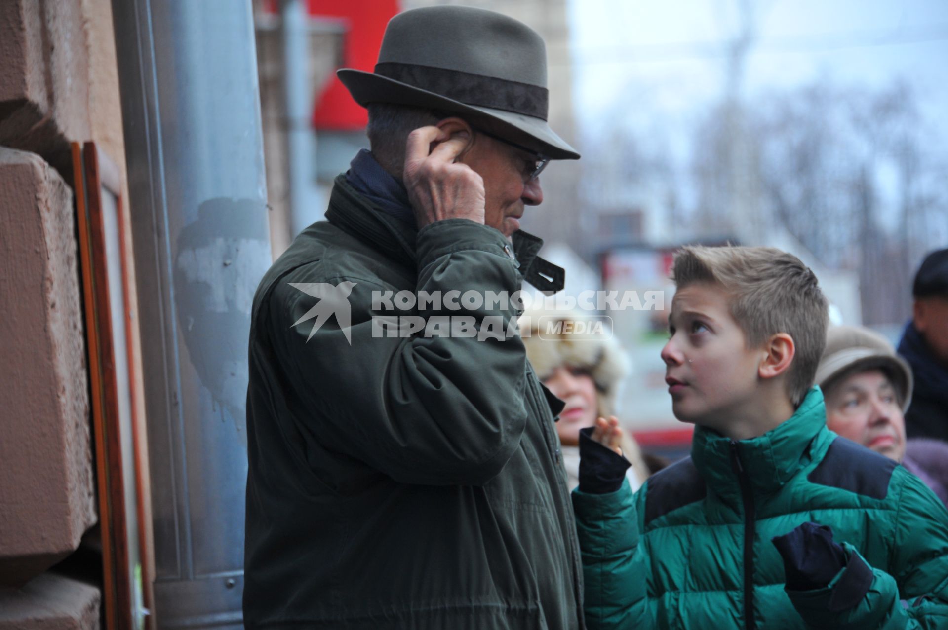 Москва.  Режиссер, сценарист Андрей Кончаловский с сыном Петром на церемонии открытия мемориальной доски писательнице, поэтессе, переводчице Наталье Кончаловской на Поварской улице.