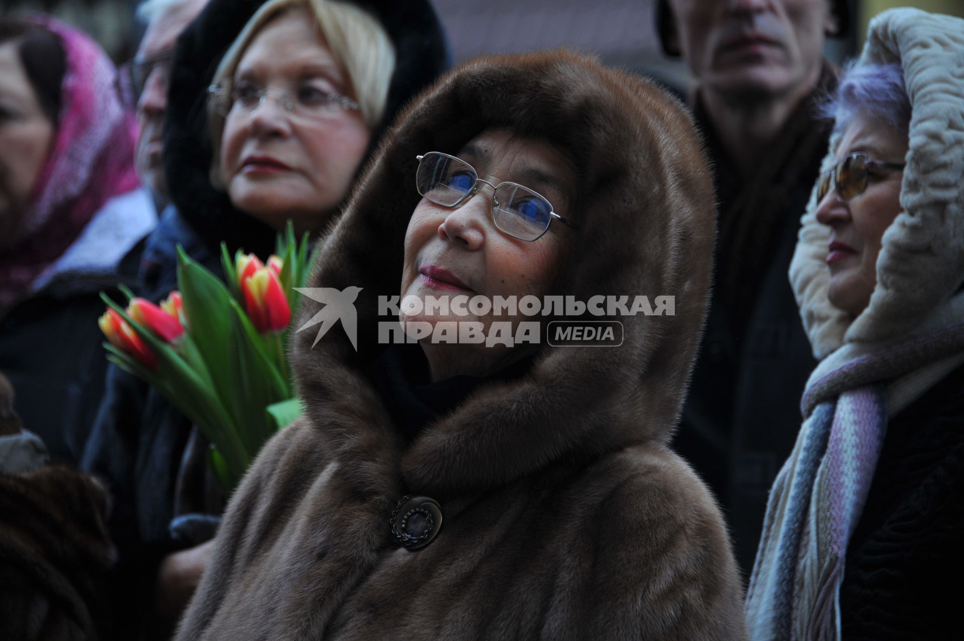 Москва. Актриса Наталья Аринбасарова на церемонии открытия мемориальной доски писательнице, поэтессе, переводчице Наталье Кончаловской на Поварской улице.