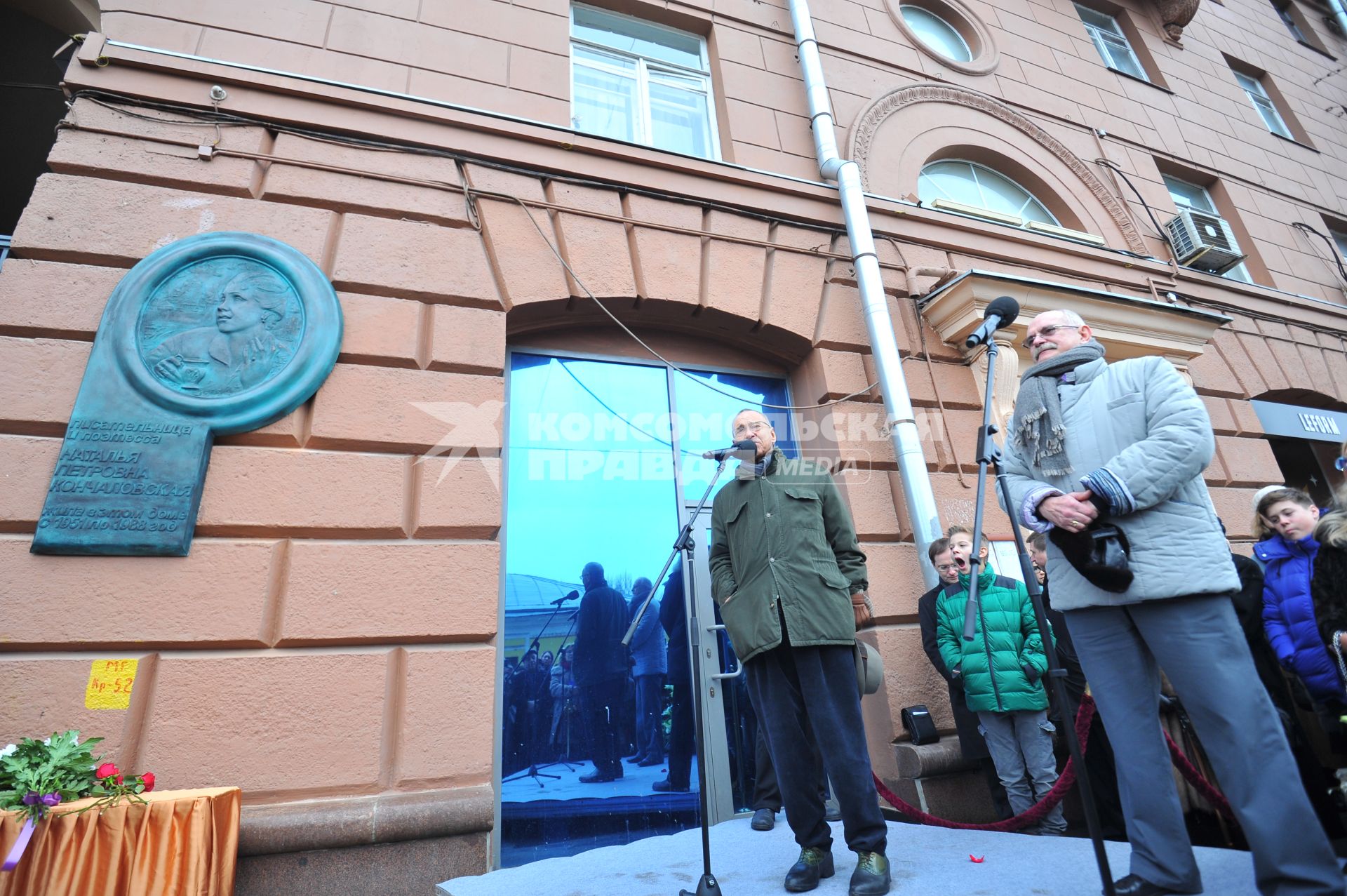 Москва. Режиссер, сценарист Андрей Кончаловский (слева) и президент Российского фонда культуры, режиссер Никита Михалков на церемонии открытия мемориальной доски писательнице, поэтессе, переводчице Наталье Кончаловской на Поварской улице.