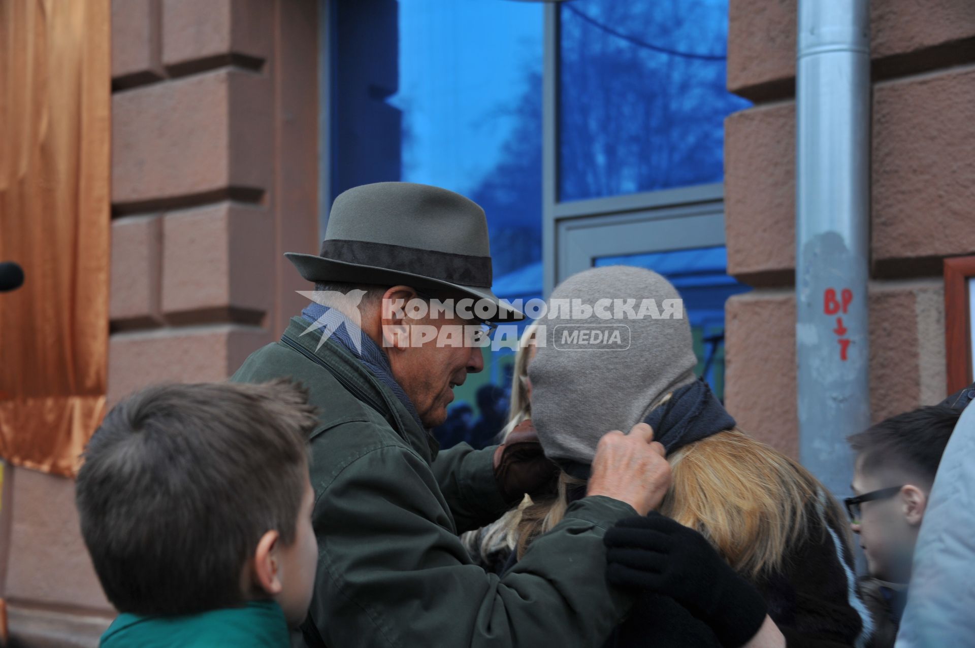 Москва. Режиссер, сценарист Андрей Кончаловский и актриса Анна Михалкова на церемонии открытия мемориальной доски писательнице, поэтессе, переводчице Наталье Кончаловской на Поварской улице.