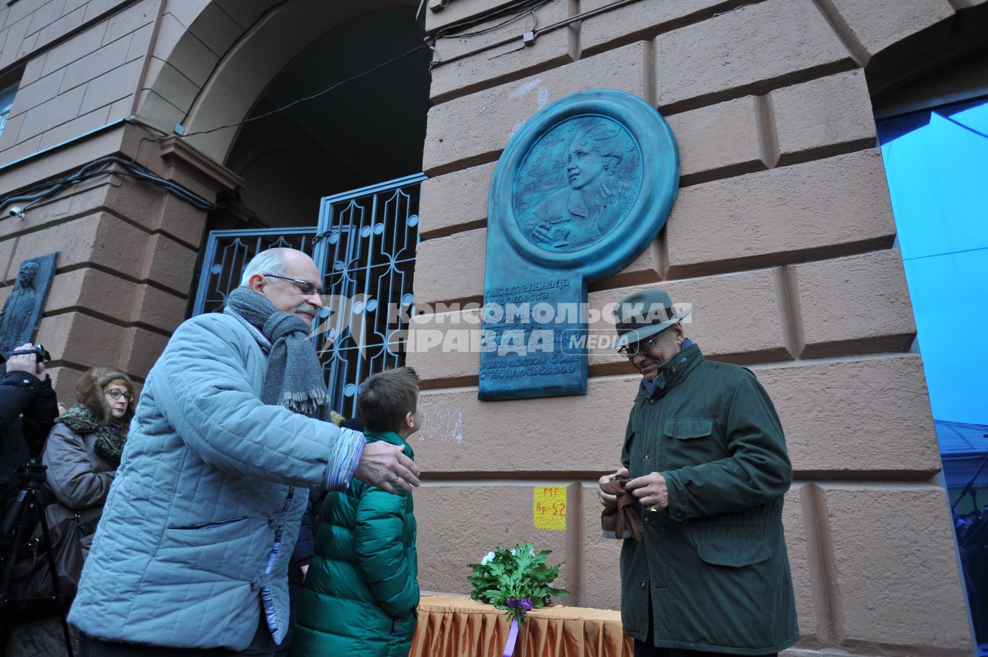 Москва. Президент Российского фонда культуры, режиссер Никита Михалков (слева) и режиссер, сценарист Андрей Кончаловский (справа) с сыном Петром на церемонии открытия мемориальной доски писательнице, поэтессе, переводчице Наталье Кончаловской на Поварской улице.