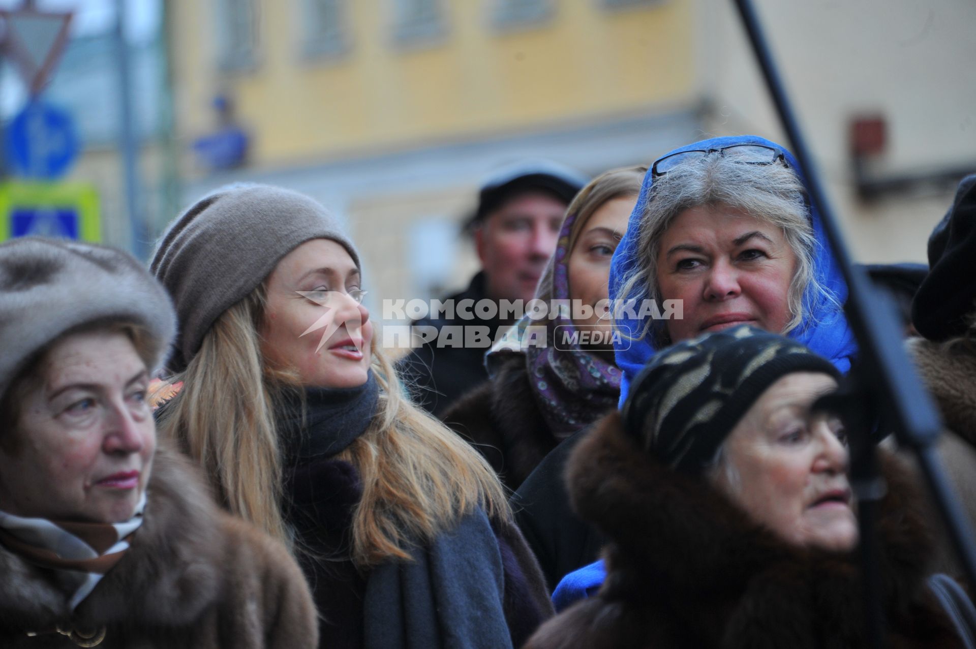 Москва. Актриса Анна Михалкова (слева) и вдова писателя Сергея Михалкова Юлия Субботина (справа) на церемонии открытия мемориальной доски писательнице, поэтессе, переводчице Наталье Кончаловской на Поварской улице.