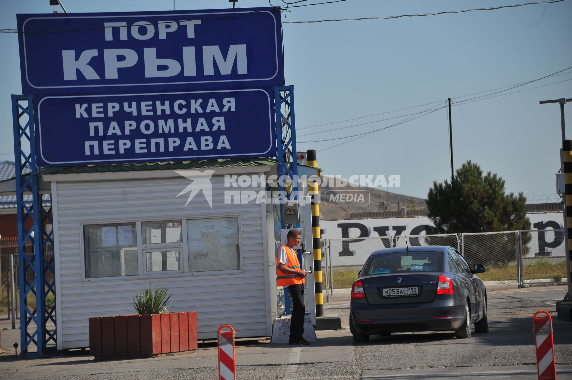 Керчь. Порт `Крым`. Керченская паромная переправа. На снимке: сотрудница банка меняет цифры на табло обмена валюты `Банка `Морской`.