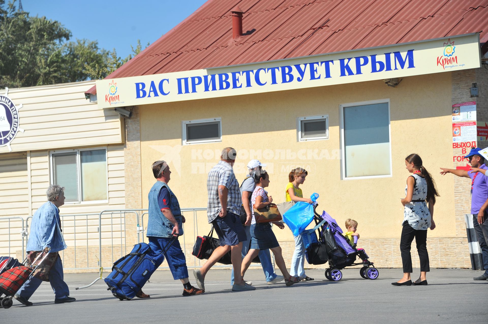 Керчь. Порт `Крым`. Керченская паромная переправа. На снимке: плакат `Вас приветствует Крым`.