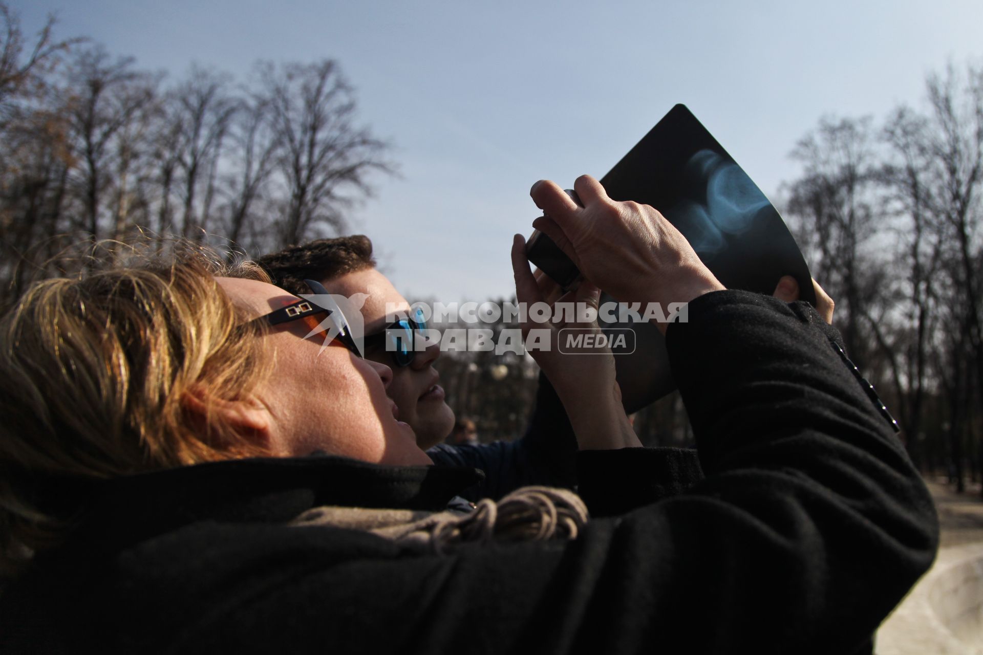 Воронеж. Жители города наблюдают солнечное затмение.