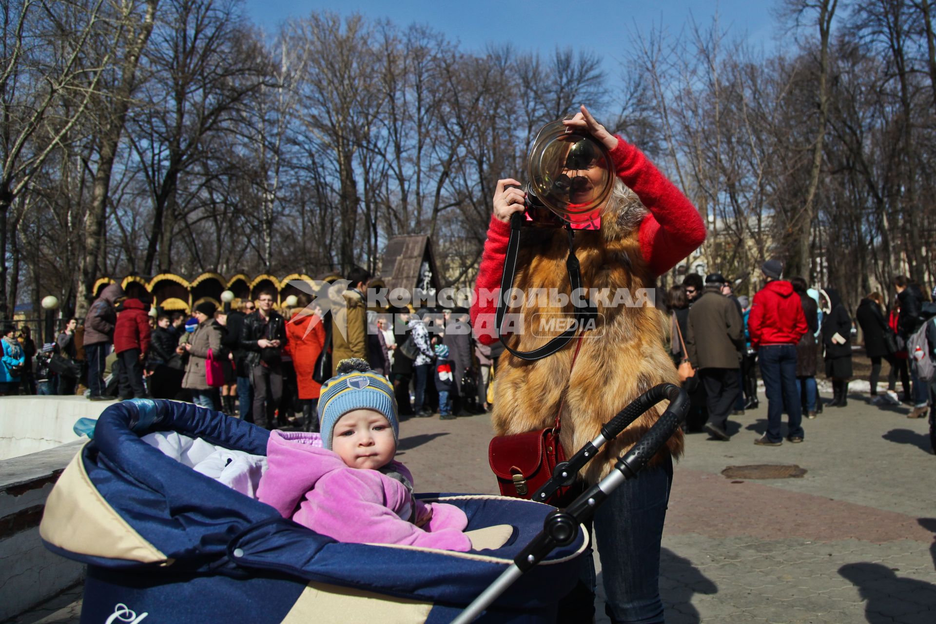 Воронеж. Жители города наблюдают солнечное затмение.