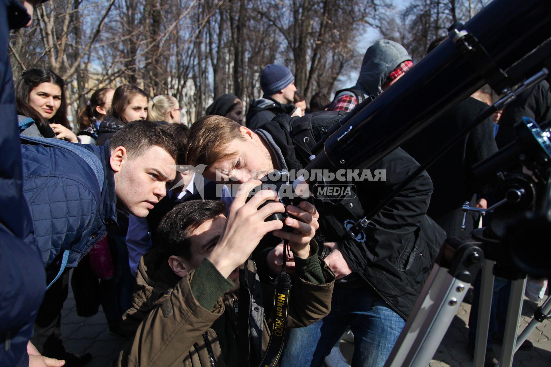 Воронеж. Жители города наблюдают солнечное затмение.