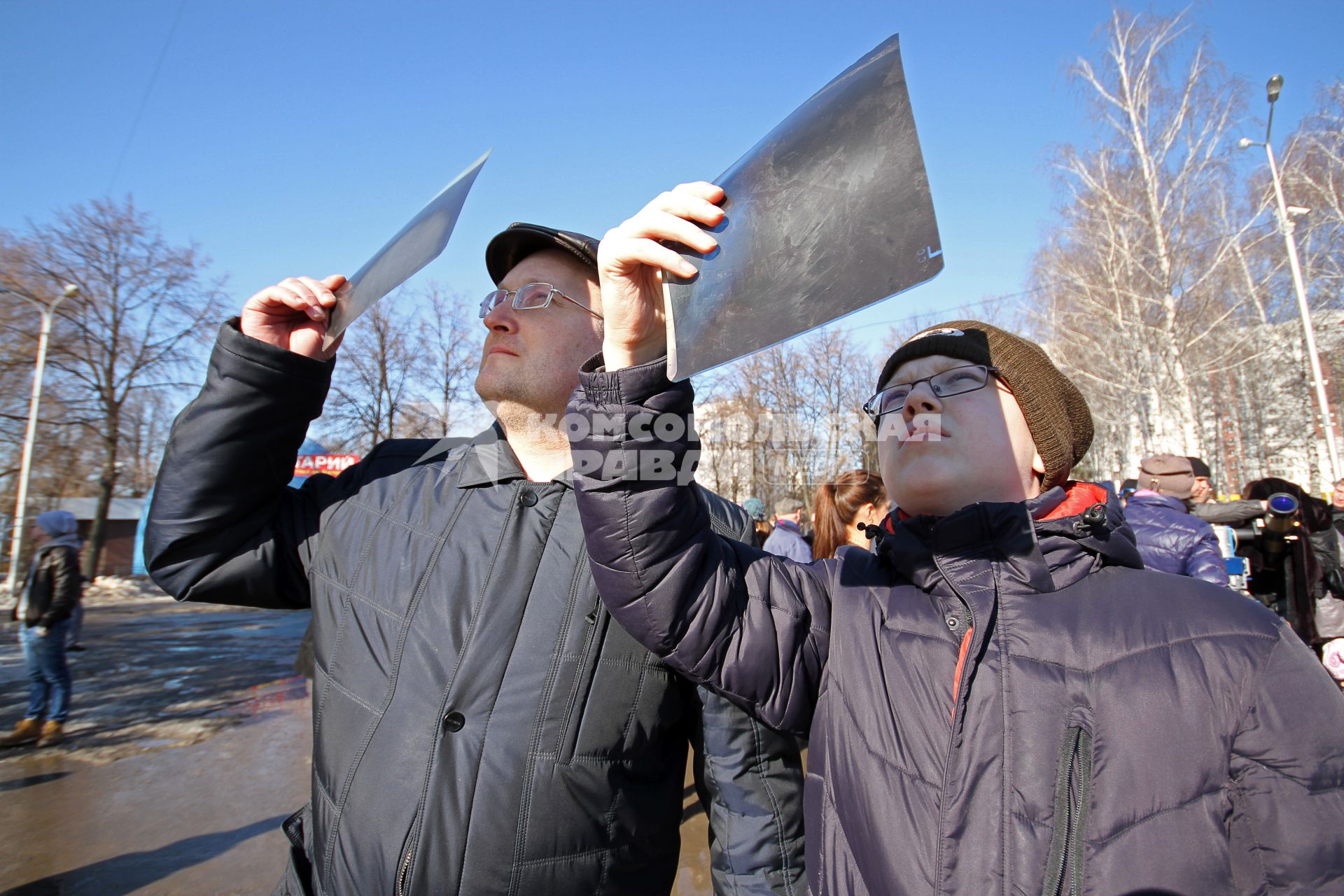 Уфа. Жители города наблюдают солнечное затмение.