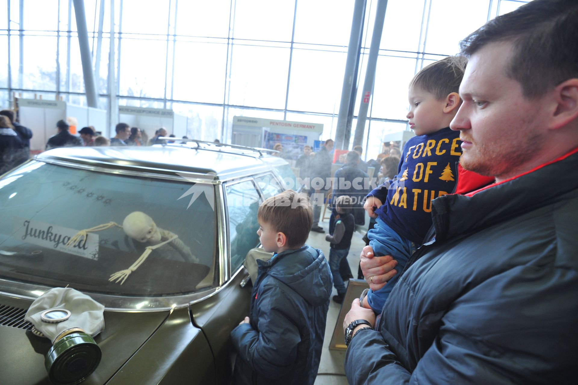 Специализированная выставка ретро-автомобилей,  которая проходит в выставочном центре \'Сокольники\' в Москве.