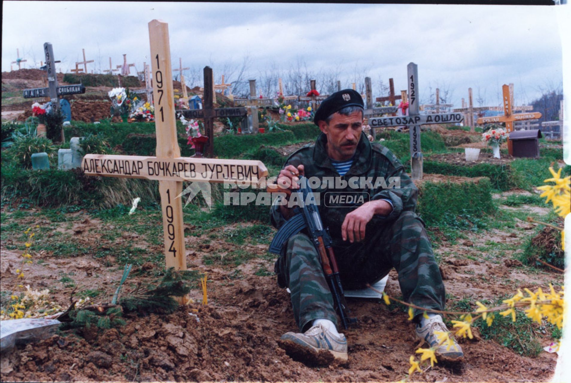 Сараево. 1994 год. Боснийская война. Православное сербское кладбище. На снимке: российский доброволец Александр Шкрабов на могиле погибшего друга. Через месяц его похоронят рядом.