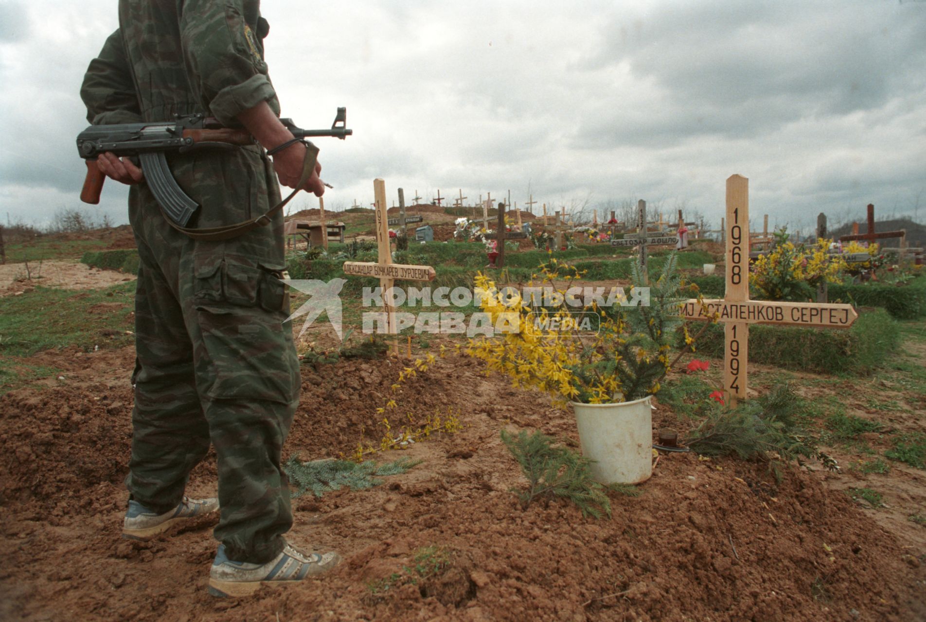 Сараево. 1994 год. Боснийская война. Православное сербское кладбище. На снимке: российский доброволец Александр Шкрабов на могиле погибшего друга. Через месяц его похоронят рядом.