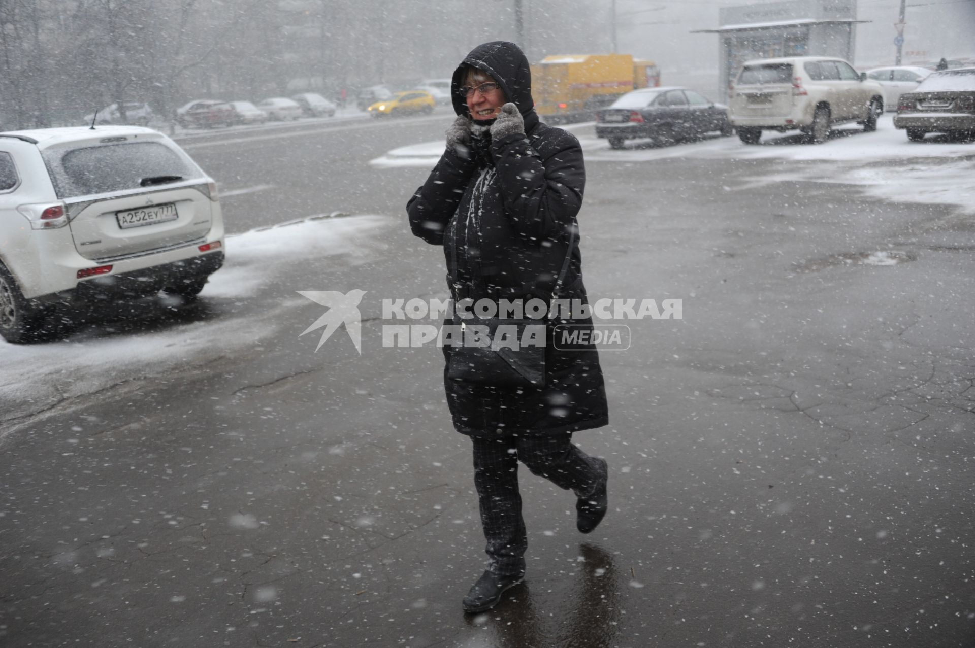 Москва. Женщина во время снегопада.