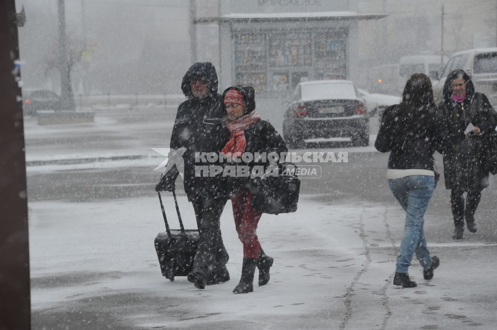 Москва. Люди идут по улице во время снегопада.