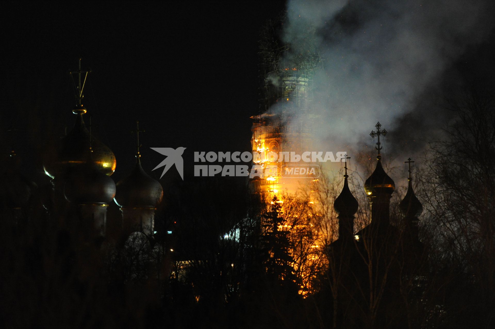 Москва. Горящая колокольня Новодевичьего монастыря.