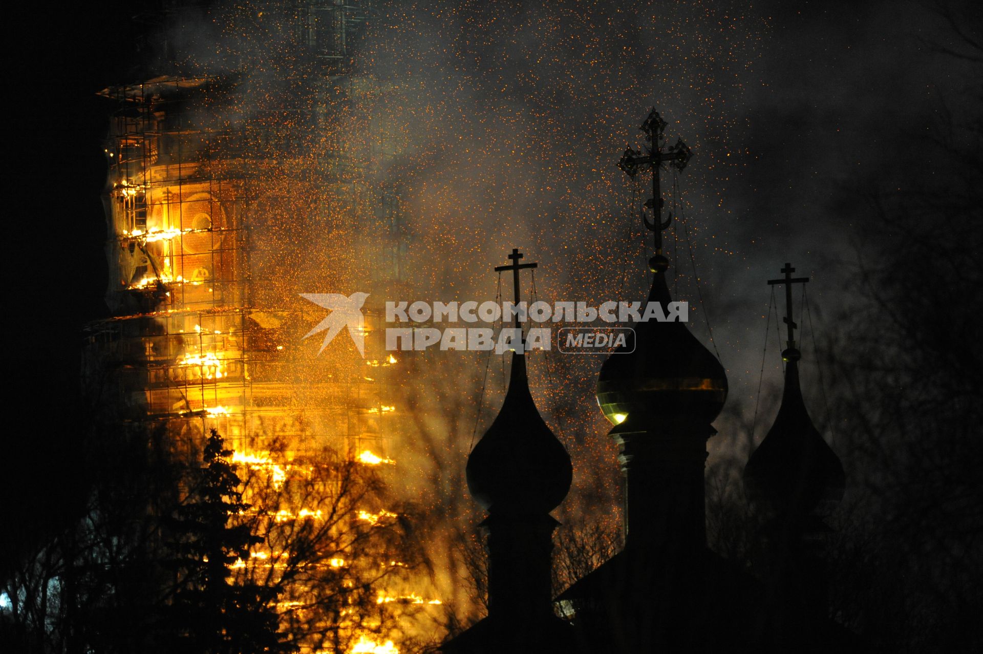 Москва. Горящая колокольня Новодевичьего монастыря.