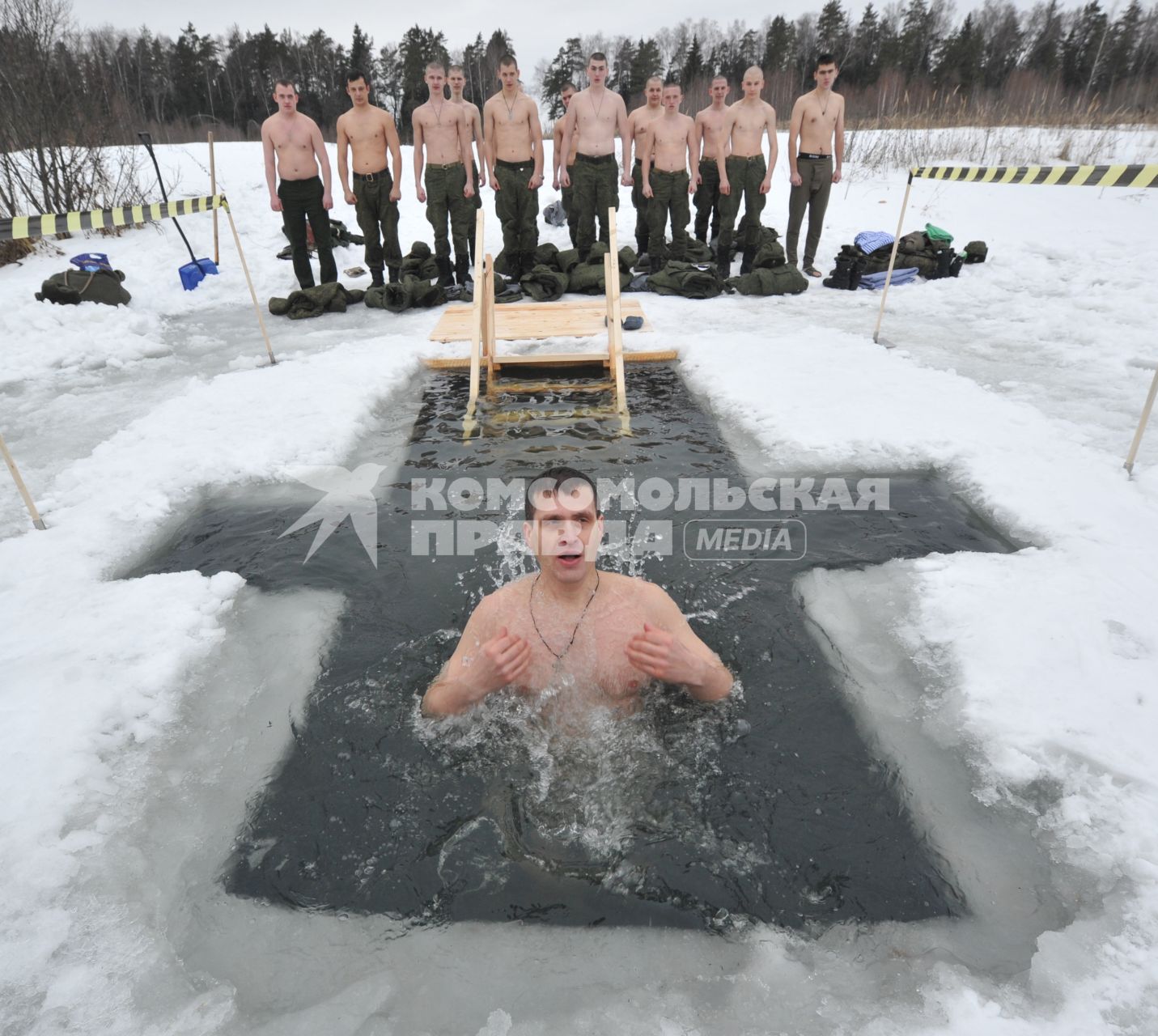 Крещенские купания в п.Нахабино. Военнослужащие 45-ой отдельной инженерной бригады окунаются в купель.