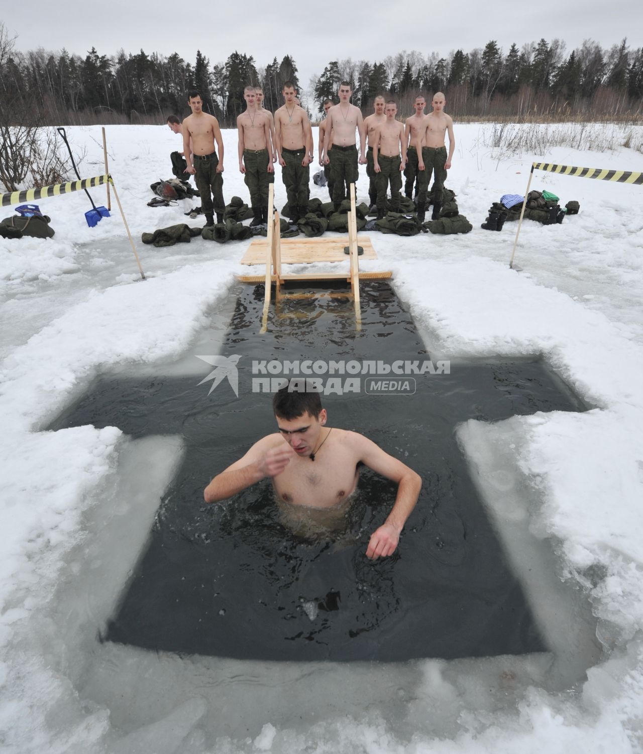 Крещенские купания в п.Нахабино. Военнослужащие 45-ой отдельной инженерной бригады окунаются в купель.