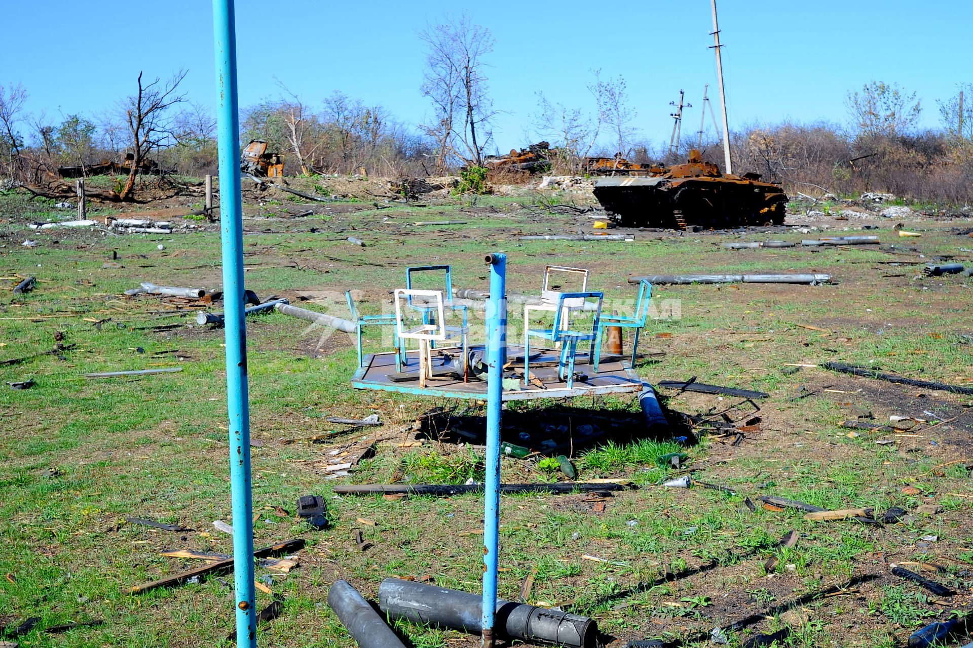 Украина. Донецкая область. с.Степановка. Сгоревший танк.