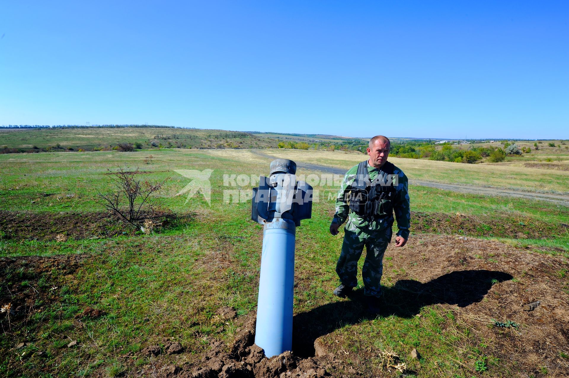 Украина. Донецкая область. с.Степановка. Командир минно-подрывного взвода с позывным `Валдай` показывает кассетник от реактивного снаряда `Смерч`.