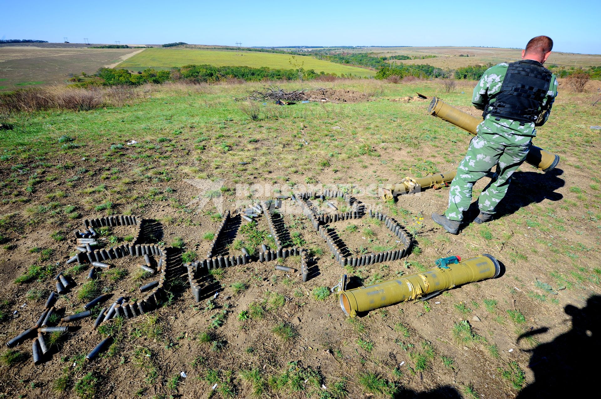 Украина. Донецкая область. с.Мариновка. Ополченец-сапер выложил на земле из патронов слово ВДВ.