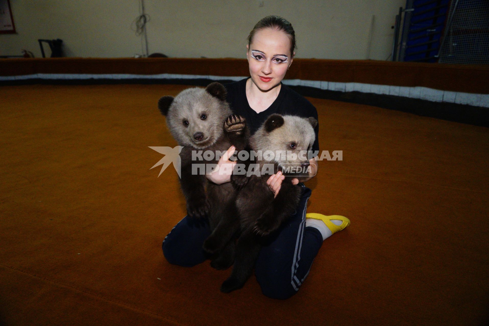 Цирковая артистка держит на руках медвежат, переданных в Екатеринбургский цирк охотниками.