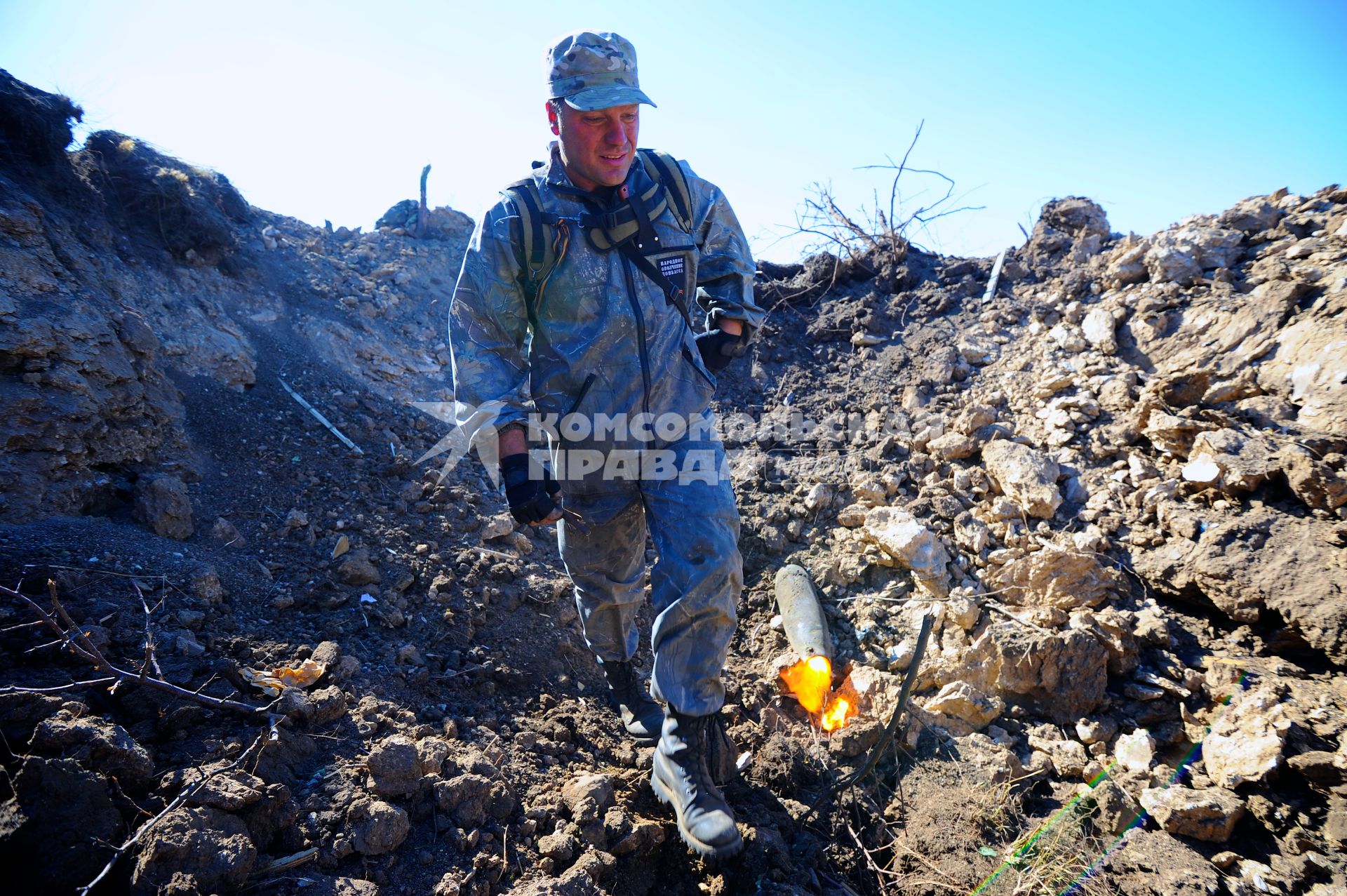 Украина. Донецкая область. с.Мариновка. Российский доброволец-ополченец Сергей уничтожает снаряд от 152-мм гаубицы.