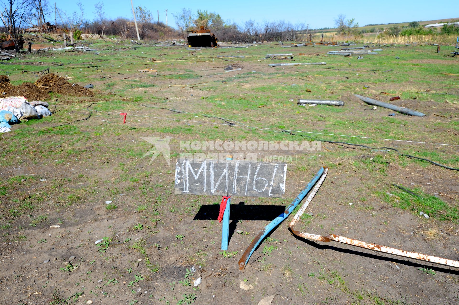 Украина. Донецкая область. с.Степановка. Сгоревший танк, снаряды и табличка `Мины`.