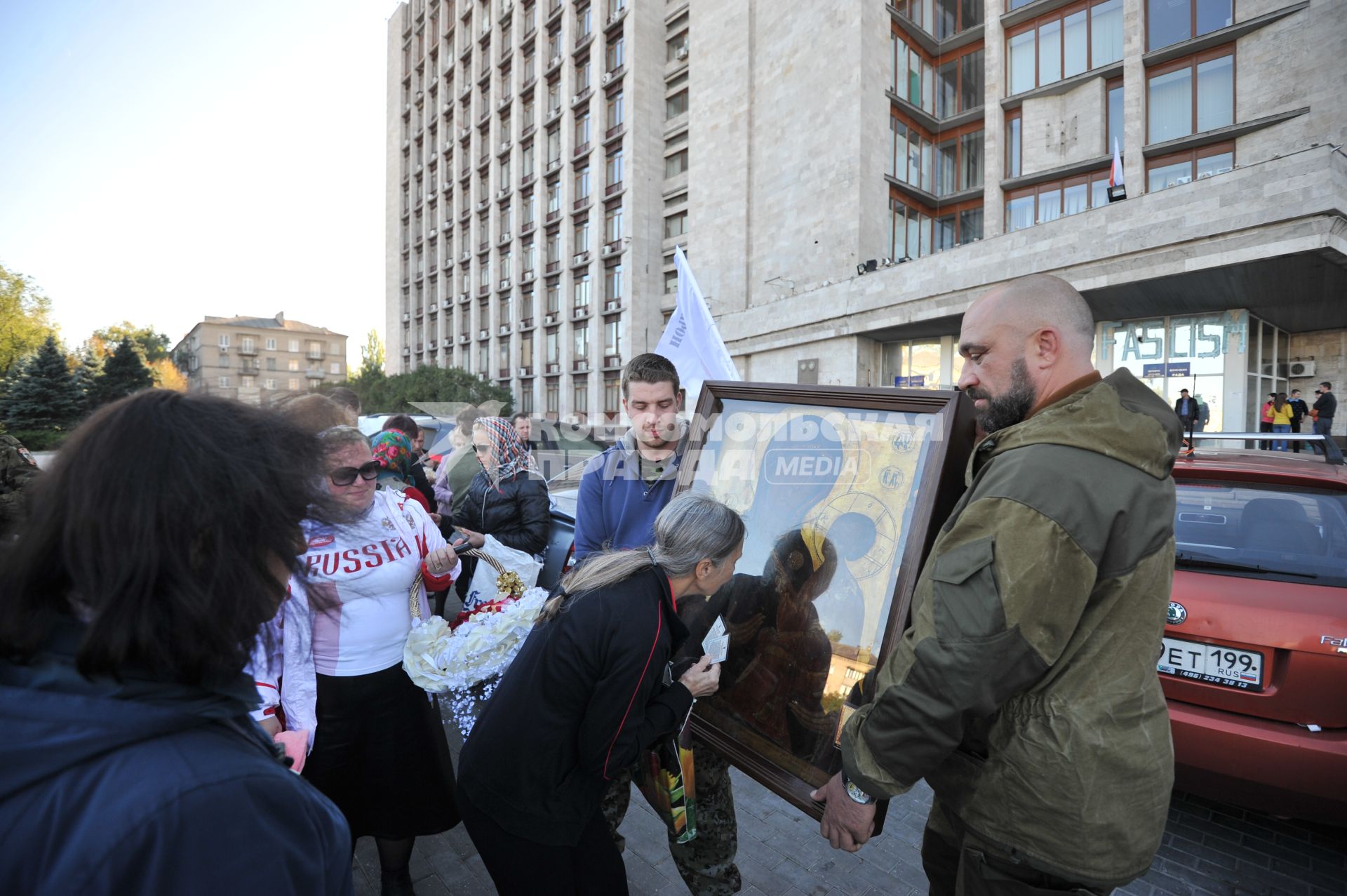 Украина. Донецк. Ополченцы несут икону во время Крестного хода у здания Донецкой областной администрации.