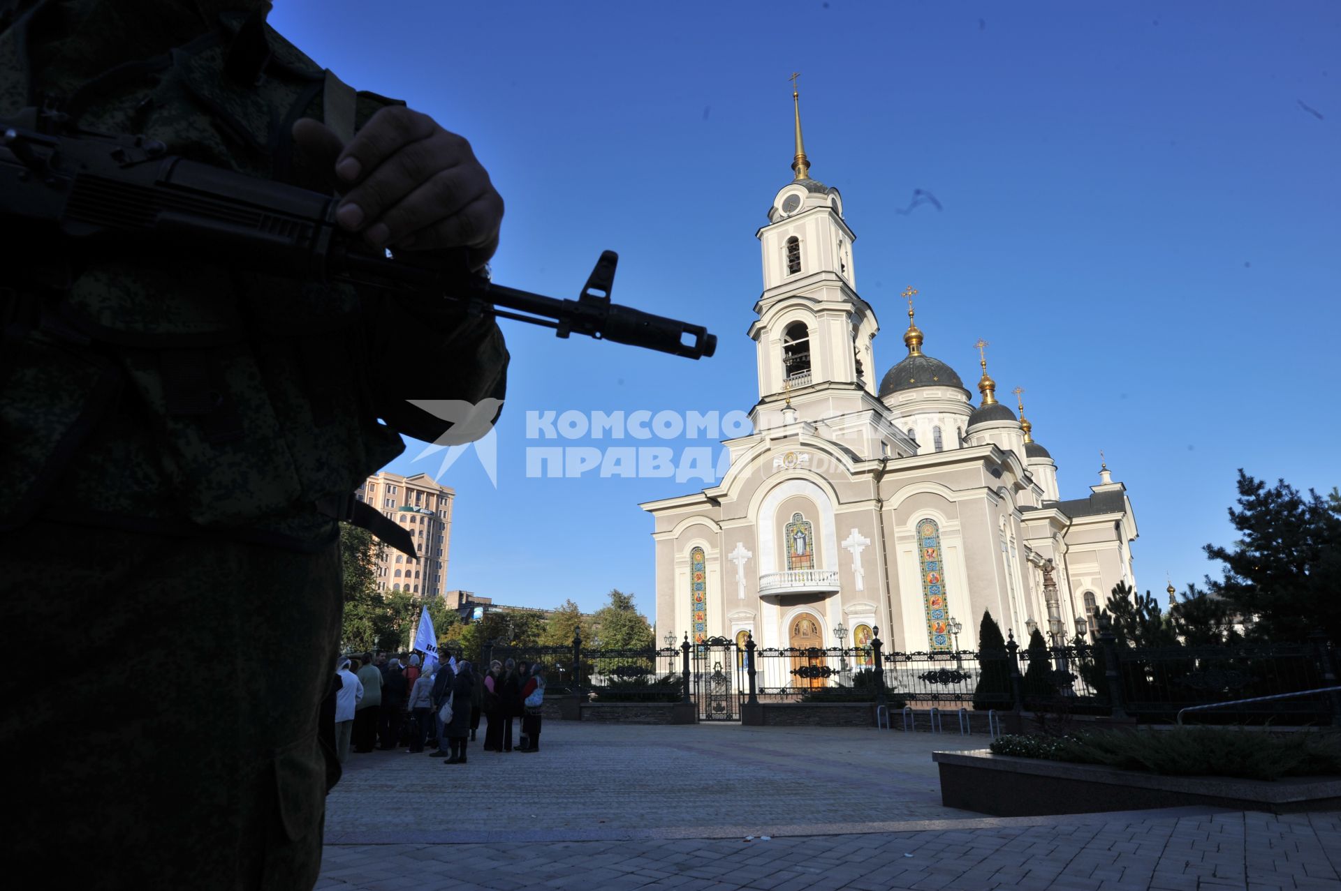 Украина. Донецк. Ополченцы несут икону во время Крестного хода.