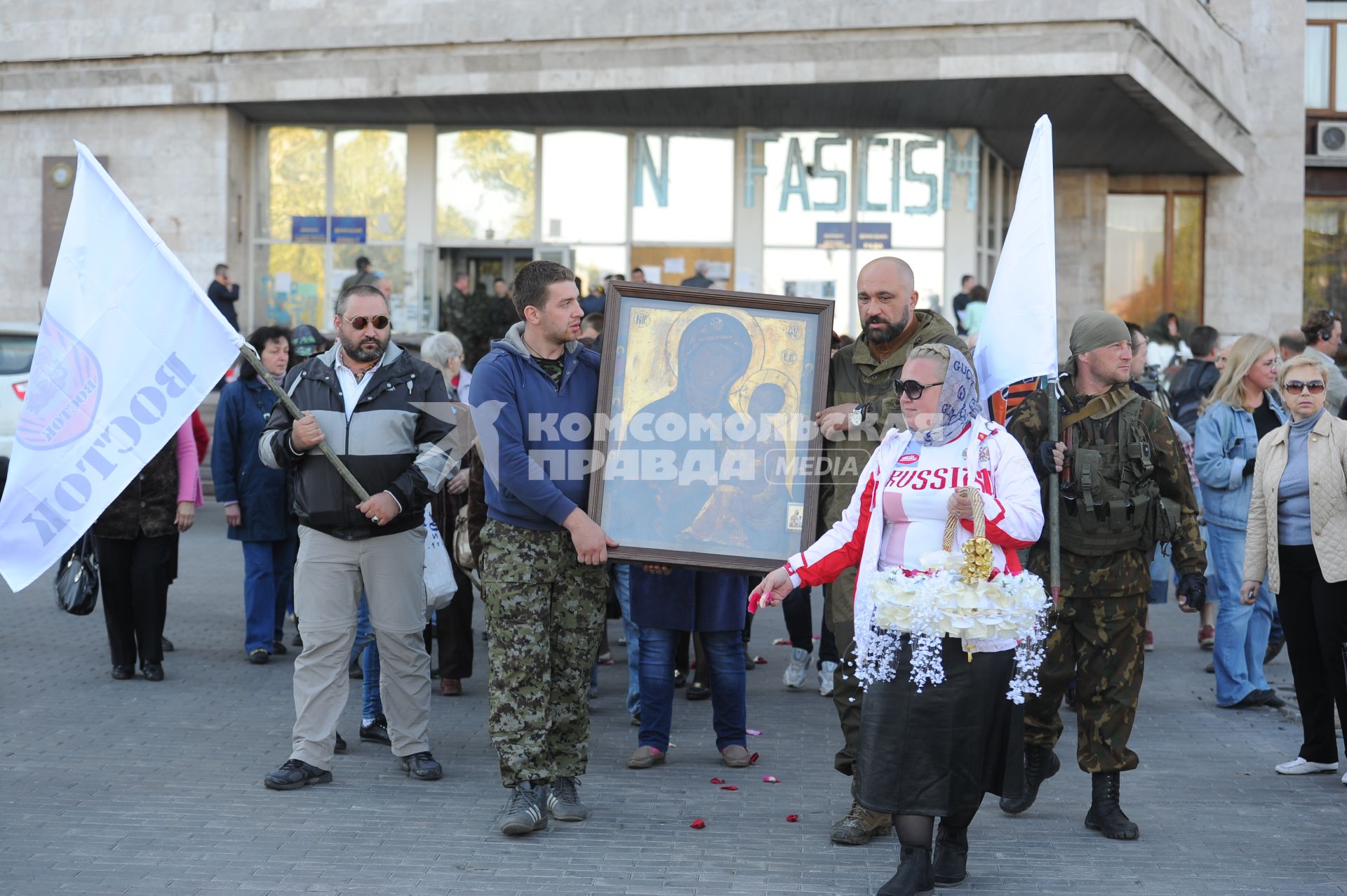 Украина. Донецк. Ополченцы несут икону во время Крестного хода у здания Донецкой областной администрации.