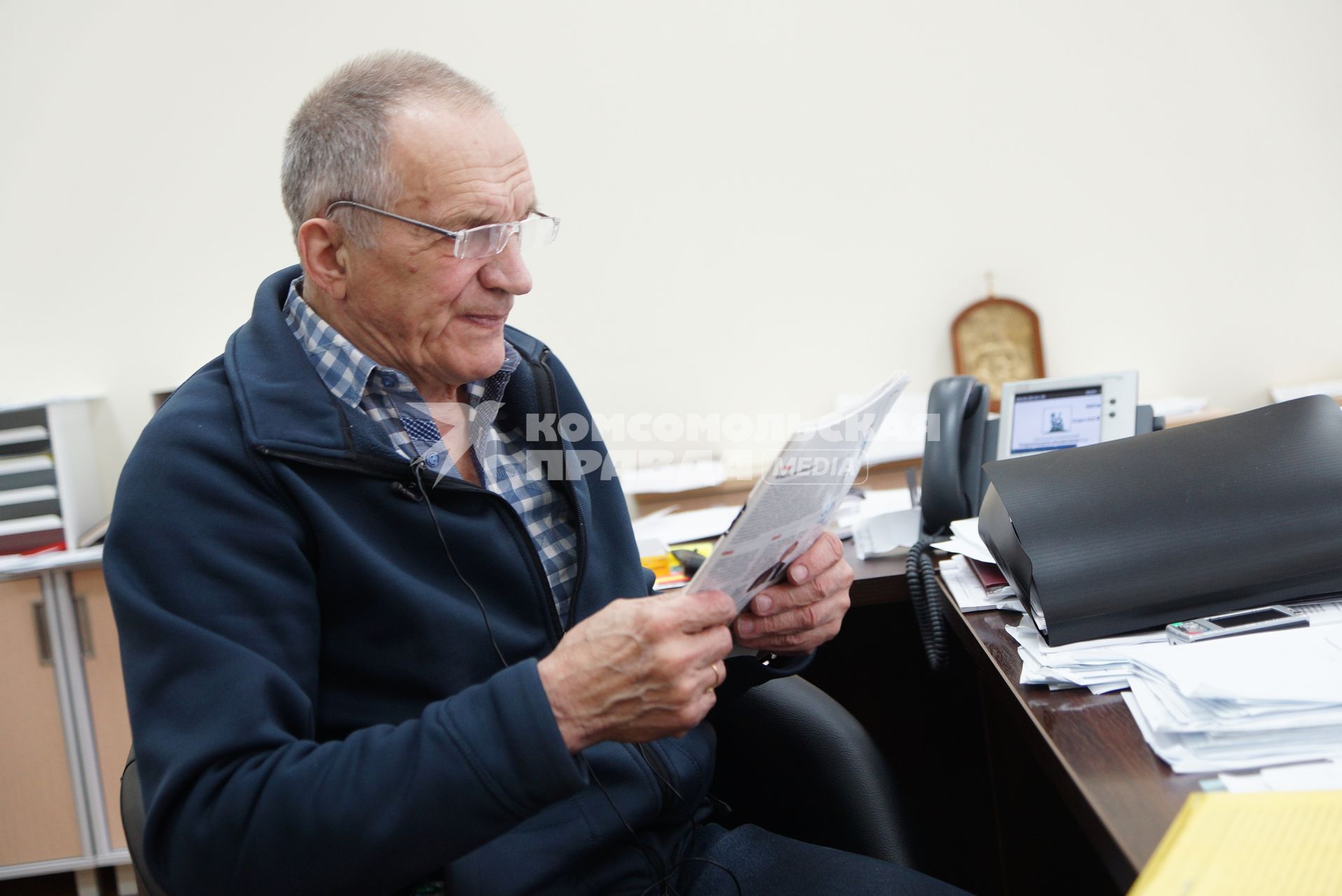 Владислав Тетюхин в своем кабинете, рассказывает о Уральском клиническом лечебно-профилактическом центре в Нижнем Тагиле, построеном на его деньги  (бывший совладелец и член совета директоров ОАО «Корпорация ВСМПО-Ависма»)