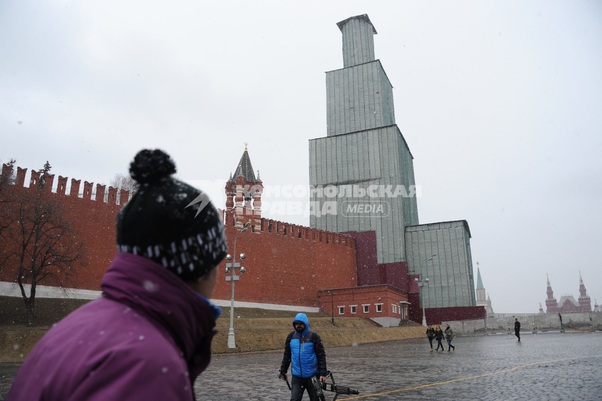 Москва. Реставрация Спасской башни на Красной площади.