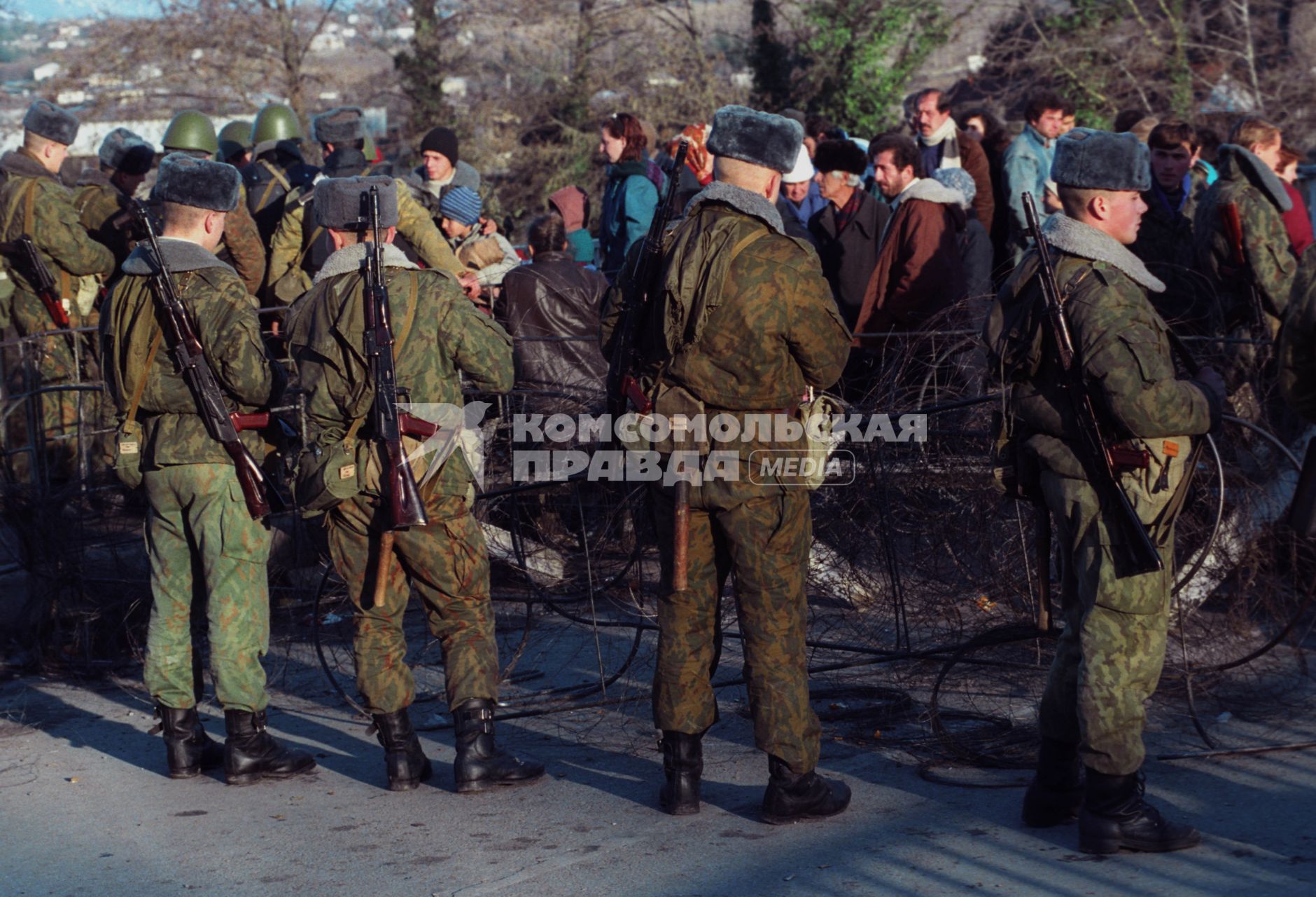 Грузино-Абхазский конфликт, 1993 год. Абхазские беженцы на российско-абхазской границе у реки Псоу.