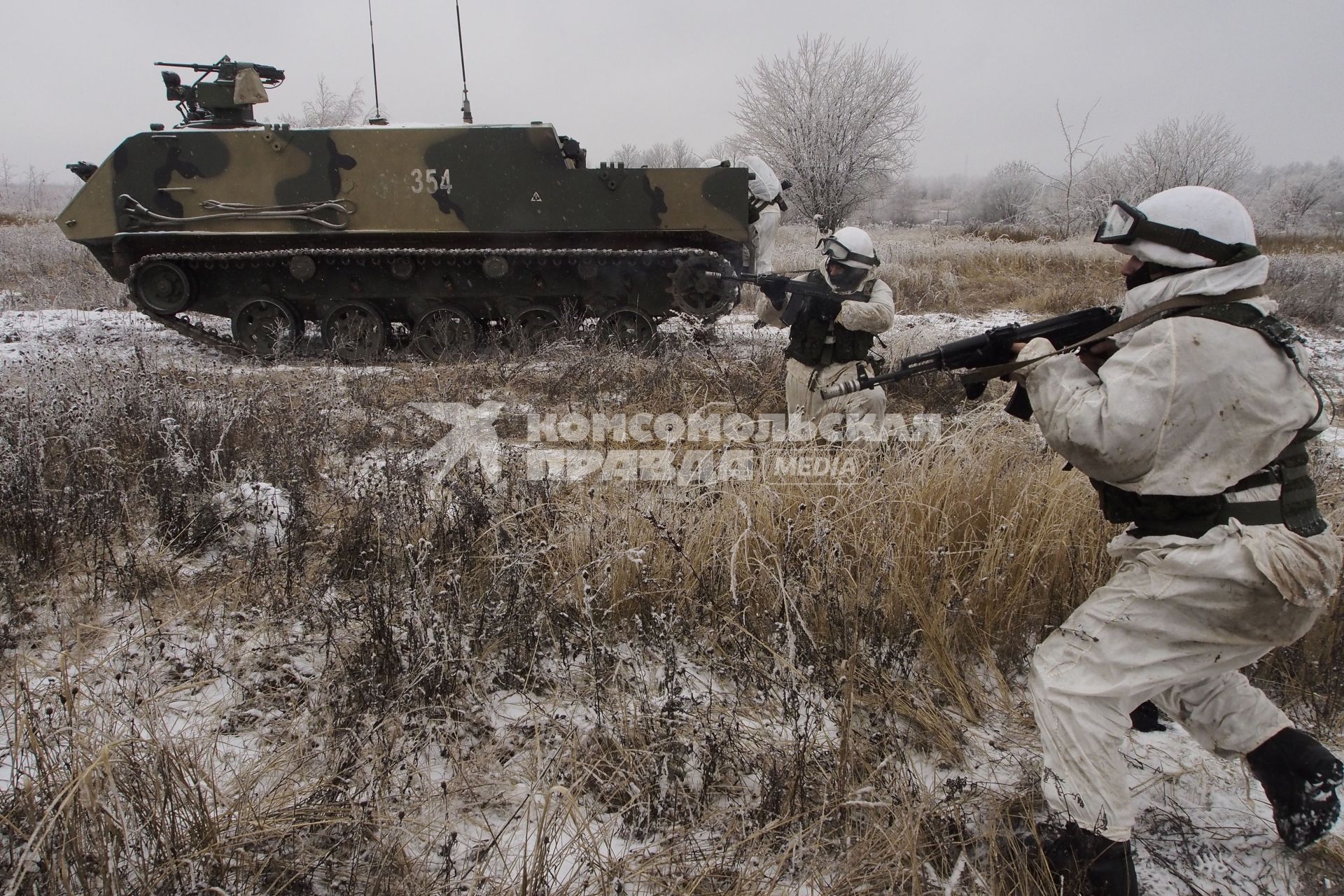 Тула. Военный полигон `Слободка`. Испытания восьми новейших бронетранспортеров БТР-МДМ `Ракушка` (на снимке).