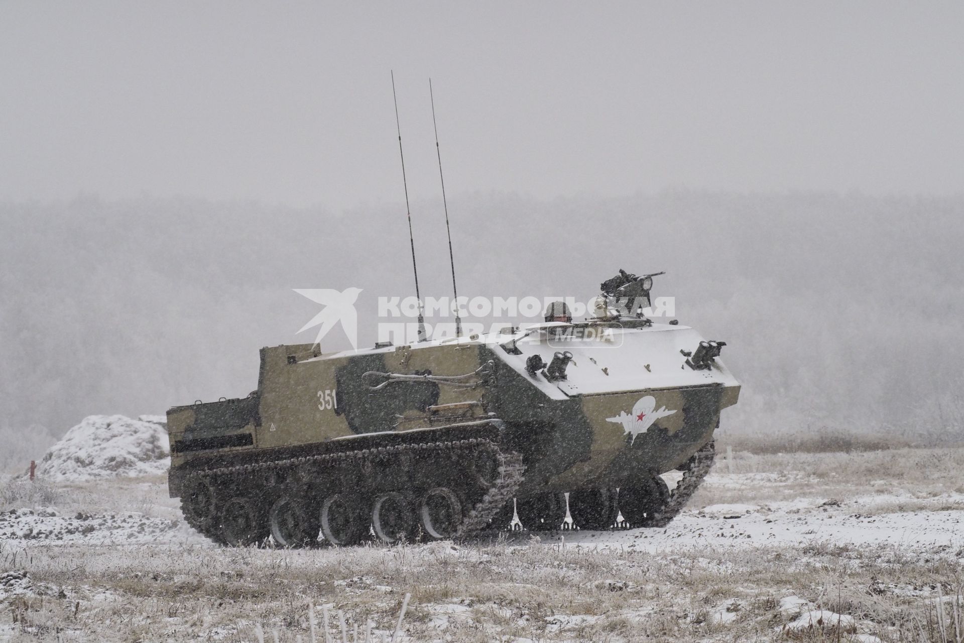 Тула. Военный полигон `Слободка`. Испытания восьми новейших бронетранспортеров БТР-МДМ `Ракушка` (на снимке).