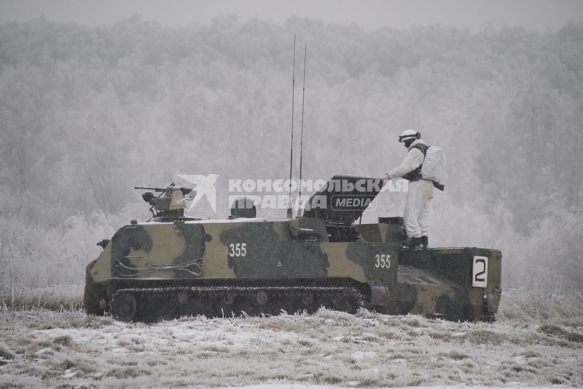 Тула. Военный полигон `Слободка`. Испытания восьми новейших бронетранспортеров БТР-МДМ `Ракушка` (на снимке).