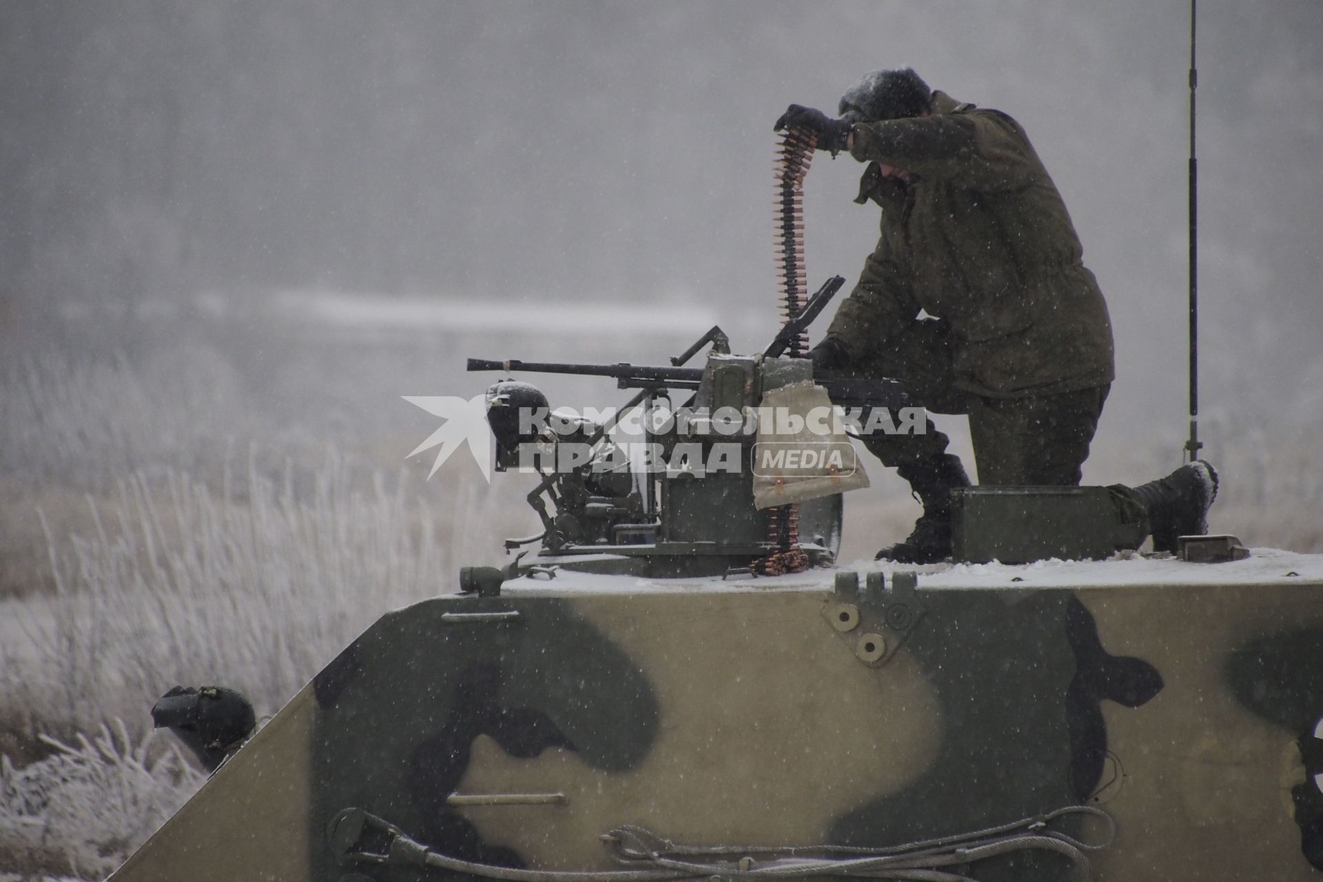 Тула. Военный полигон `Слободка`. Испытания восьми новейших бронетранспортеров БТР-МДМ `Ракушка` (на снимке).