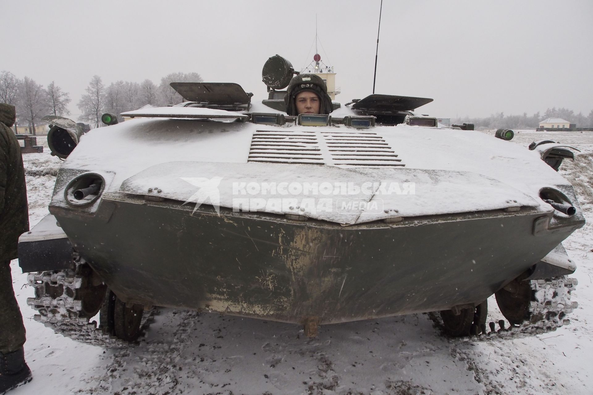 Тула. Военный полигон `Слободка`. Испытания восьми новейших бронетранспортеров БТР-МДМ `Ракушка` (на снимке).