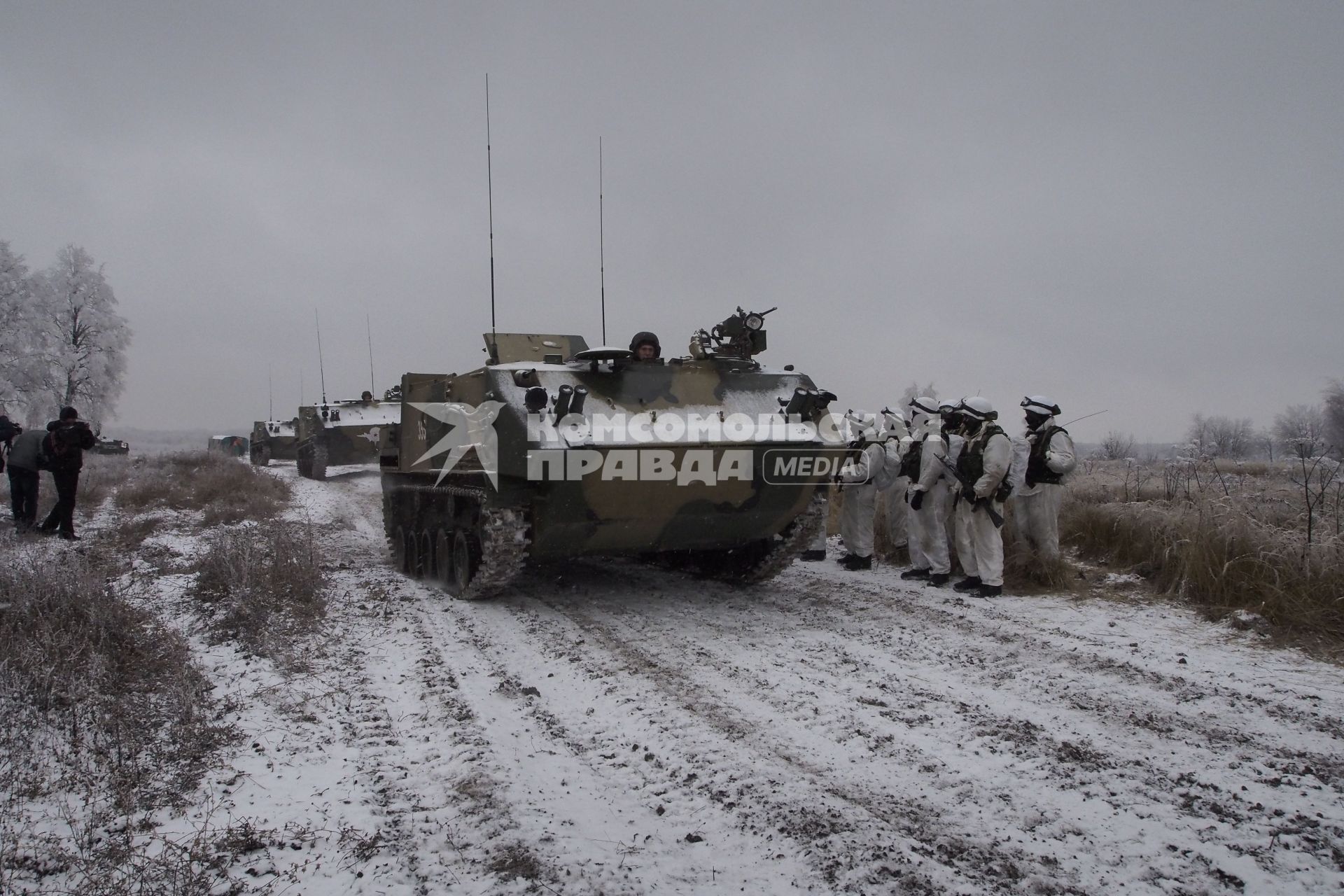 Тула. Военный полигон `Слободка`. Испытания восьми новейших бронетранспортеров БТР-МДМ `Ракушка` (на снимке).