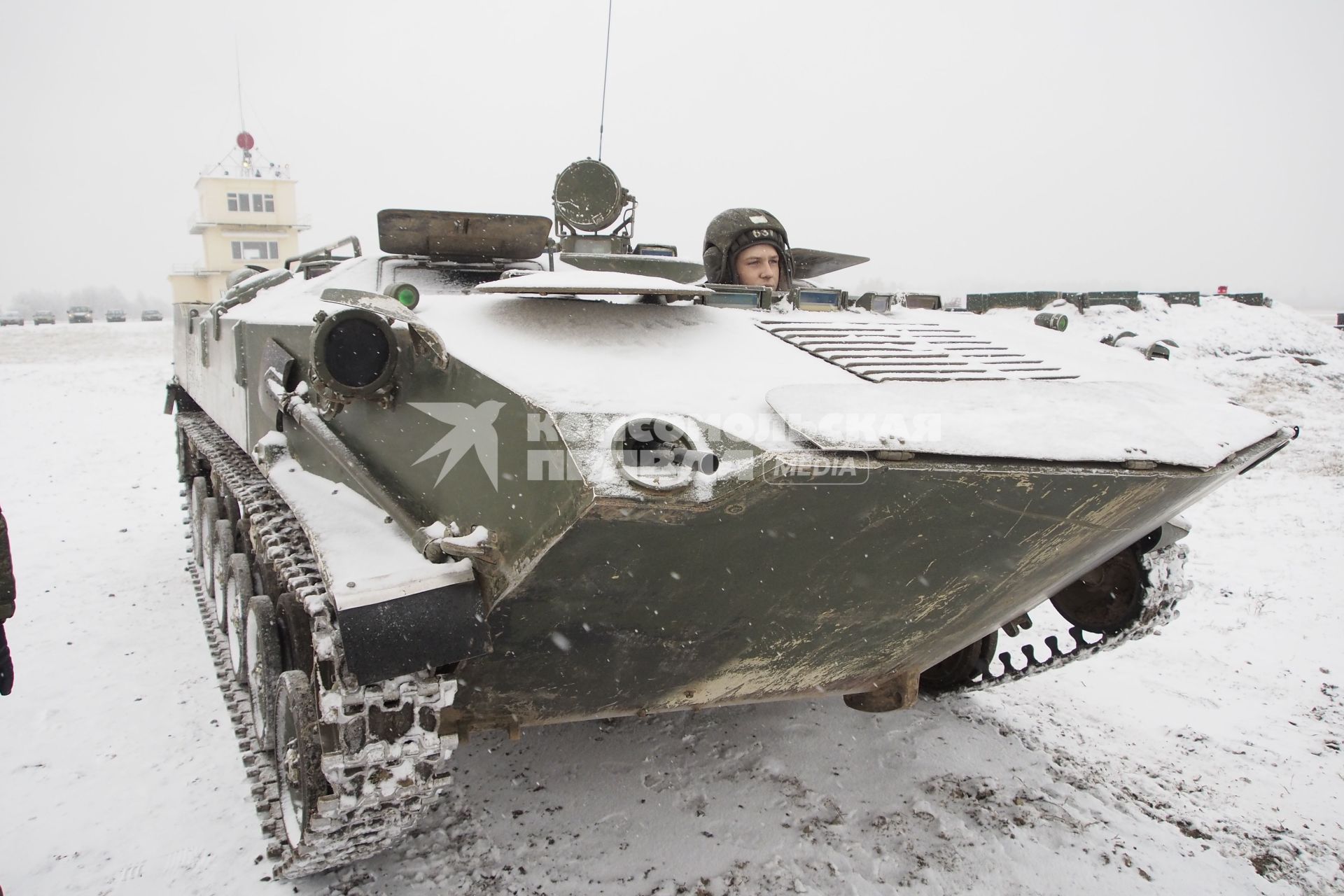 Тула. Военный полигон `Слободка`. Испытания восьми новейших бронетранспортеров БТР-МДМ `Ракушка` (на снимке).