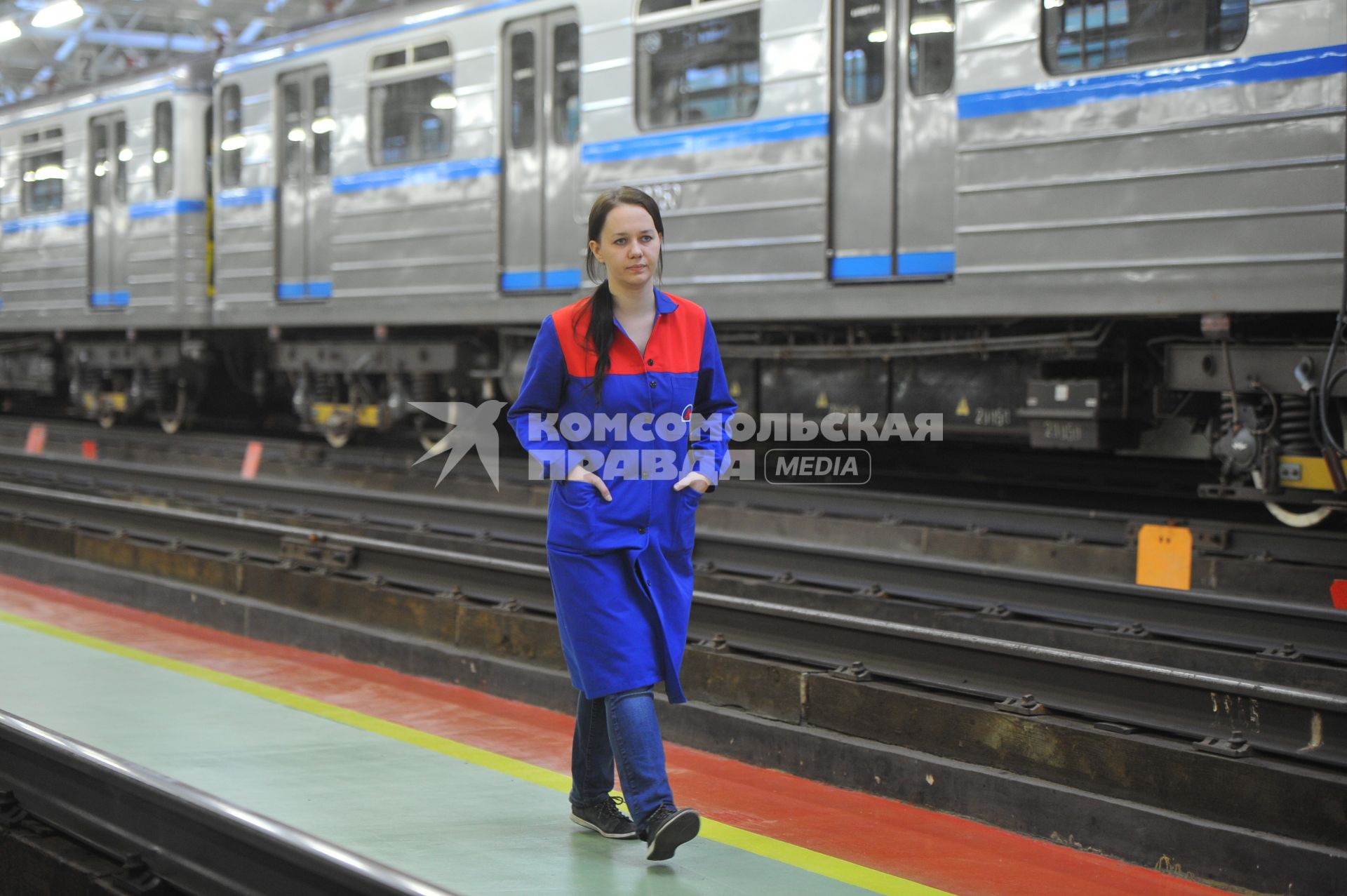 Москва. Работница электродепо `Печатники` Московского метрополитена демонстрирует новую дизайнерскую форму.