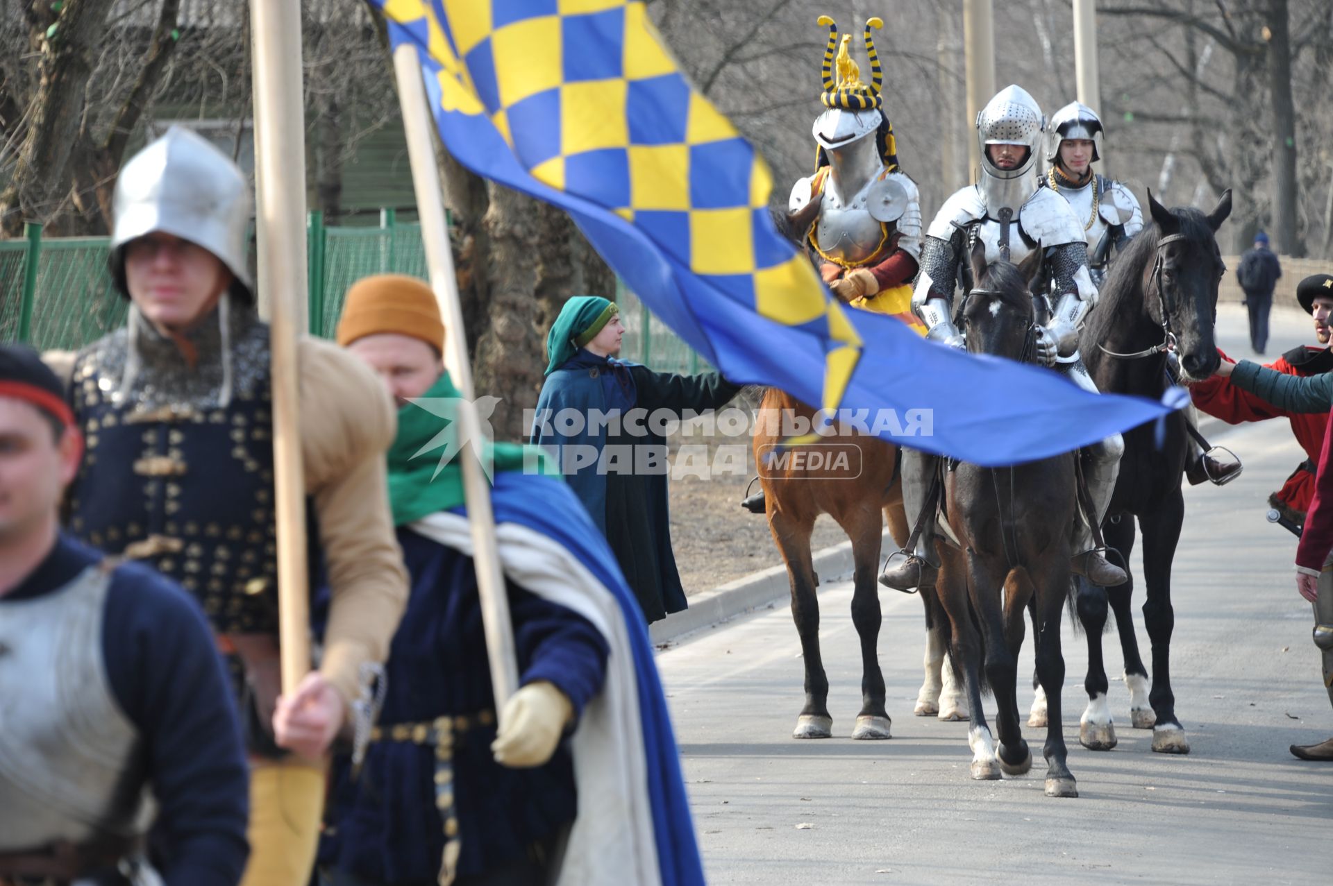 Шествие конных рыцарей в средневековых доспехах на ВДНХ в Москве.