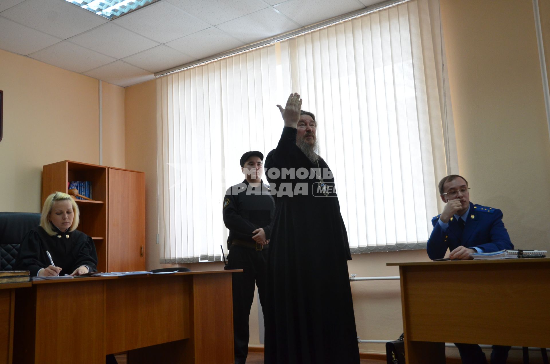 Протоиерей Борис Пивоваров в мировом суде Центрального района Новосибирска. Борис Пивоваров выступает свидетелем со стороны обвинения в умышленном публичном осквернении религиозной символики и атрибутики создателей оперы Вагнера `Тангейзер`.