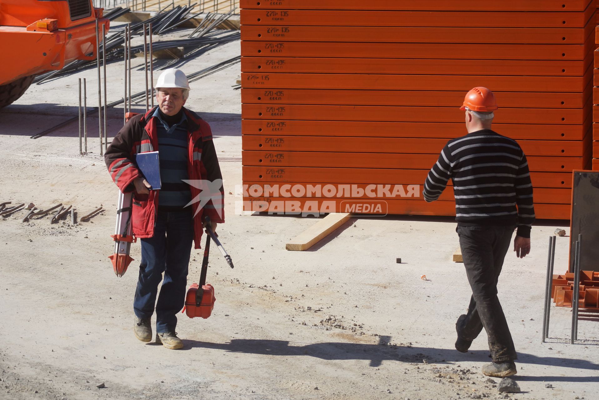 Екатеринбург. Рабочие на строительной площадке.