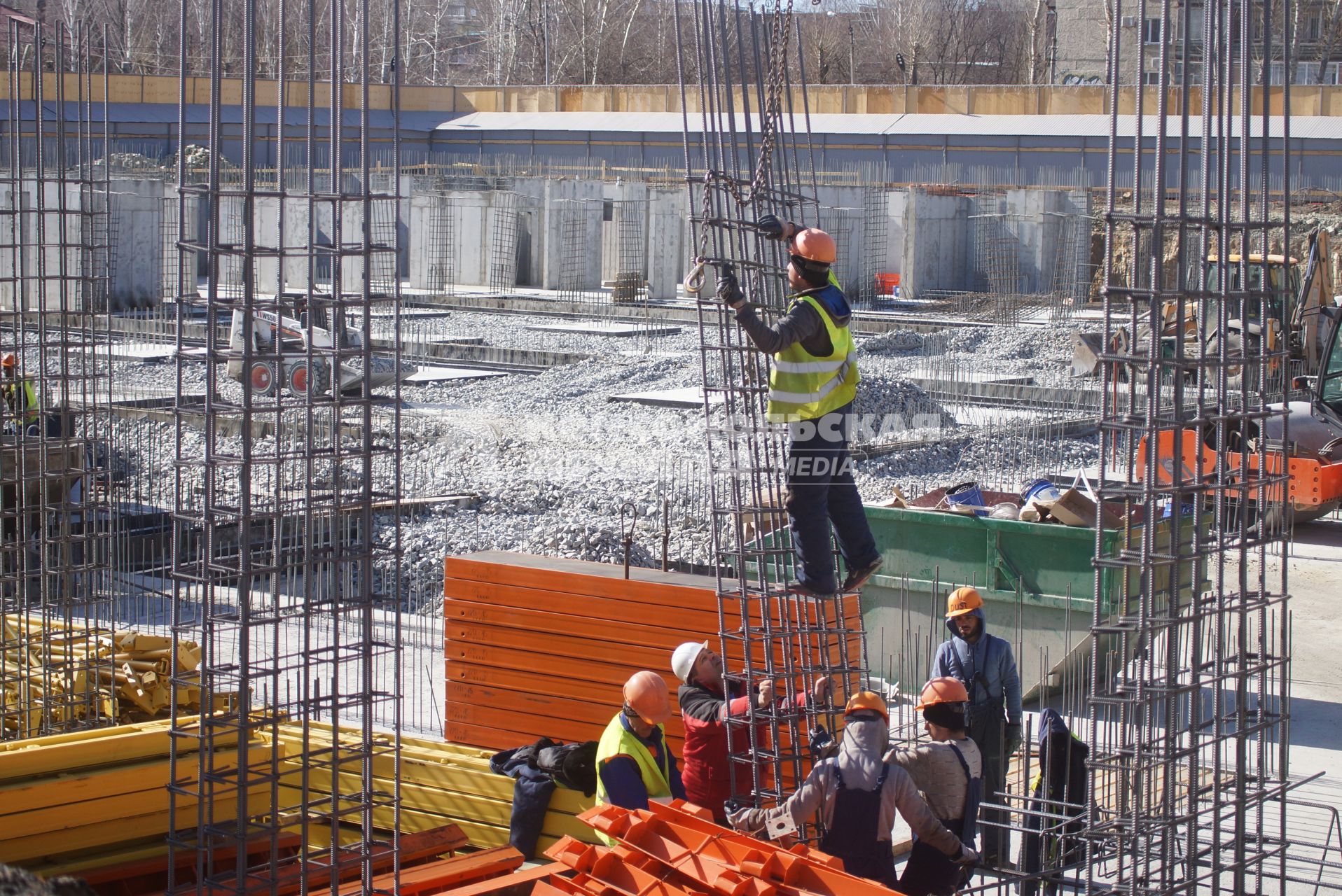 Екатеринбург. Рабочие на строительной площадке.